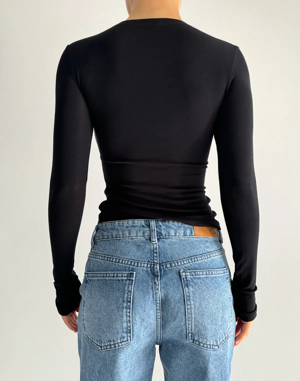 Лонгслів жіночий з V-подібним декольте та мереживним окантуванням, чорний - Фото 2