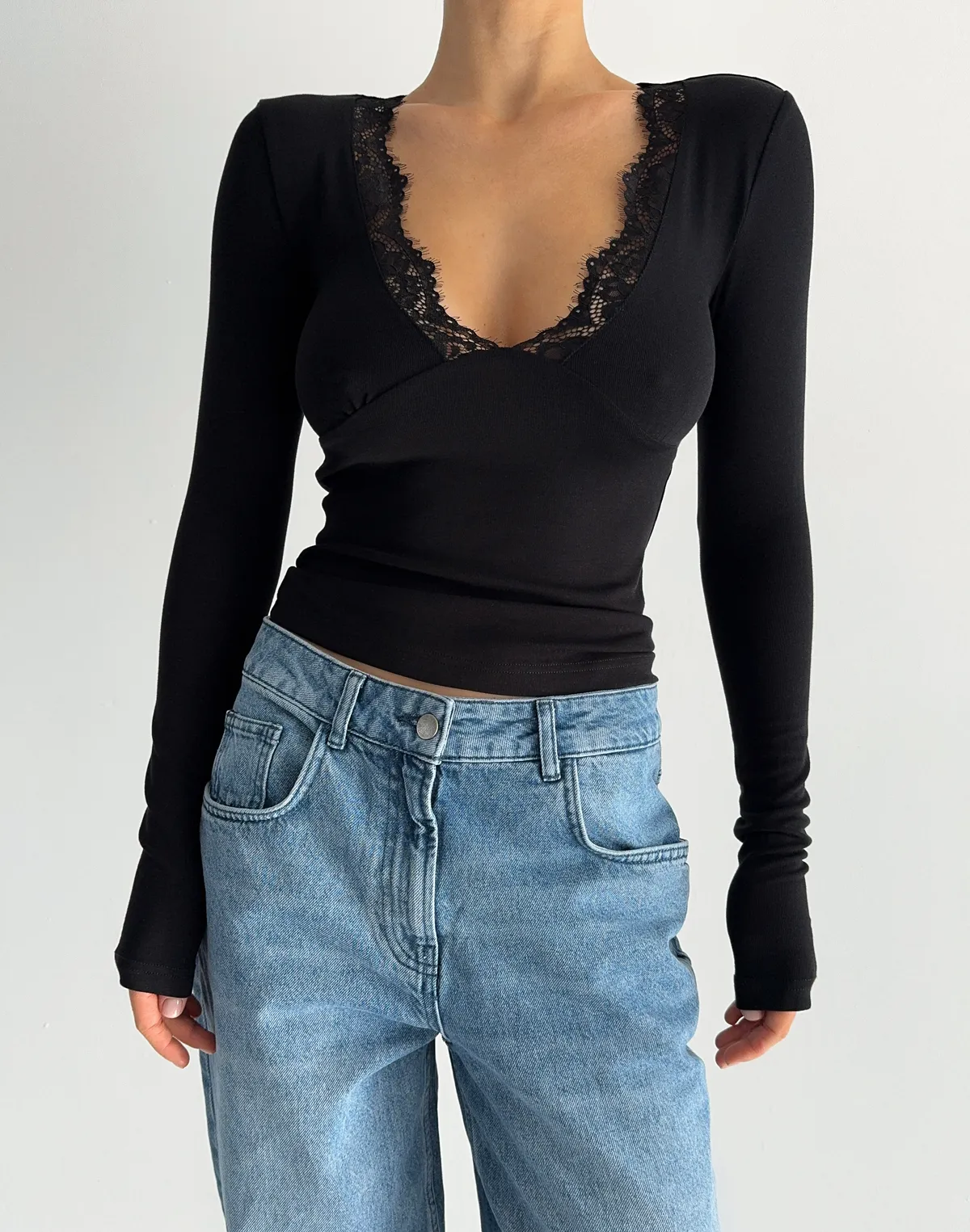 Лонгслів жіночий з V-подібним декольте та мереживним окантуванням, чорний - Фото 1