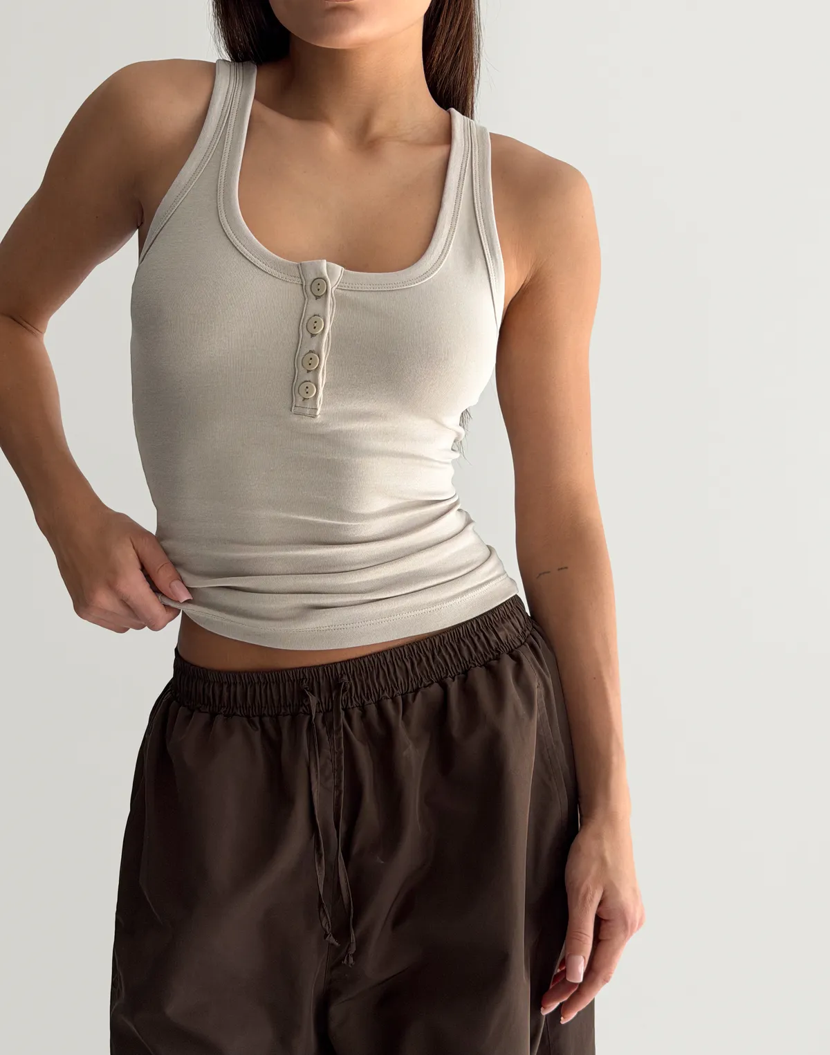 Майка жіноча по фігурі бавовняна з ґудзиками, нейтральний беж - Фото 1