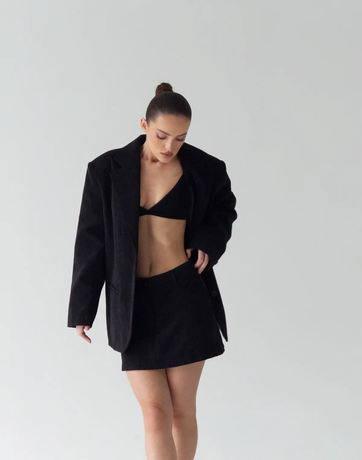 Спідниця міні вельветова весняна, чорна - Фото 5