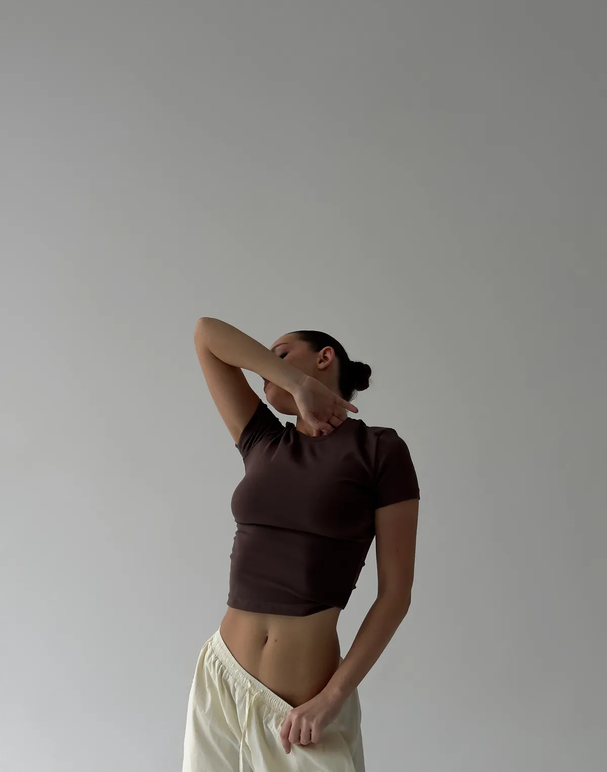 Жіноча футболка по фігурі бавовняна еластична, шоколад - Фото 8