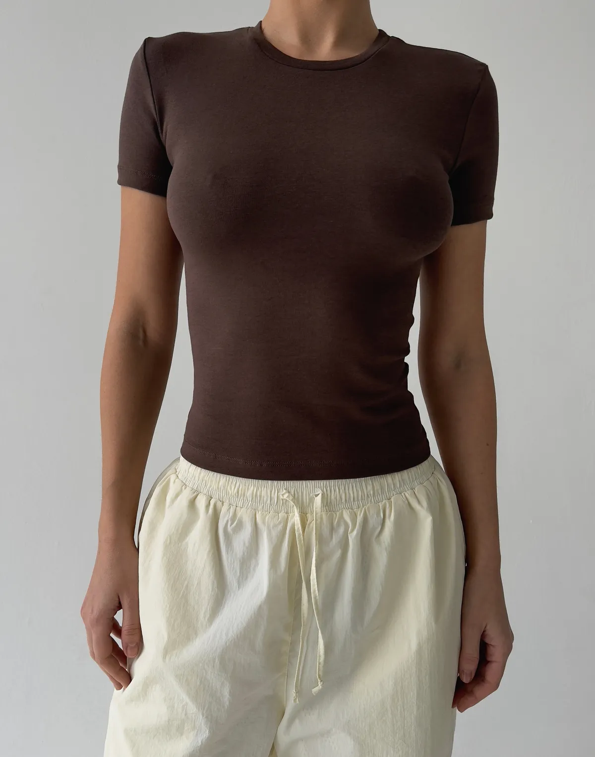 Жіноча футболка по фігурі бавовняна еластична, шоколад - Фото 6