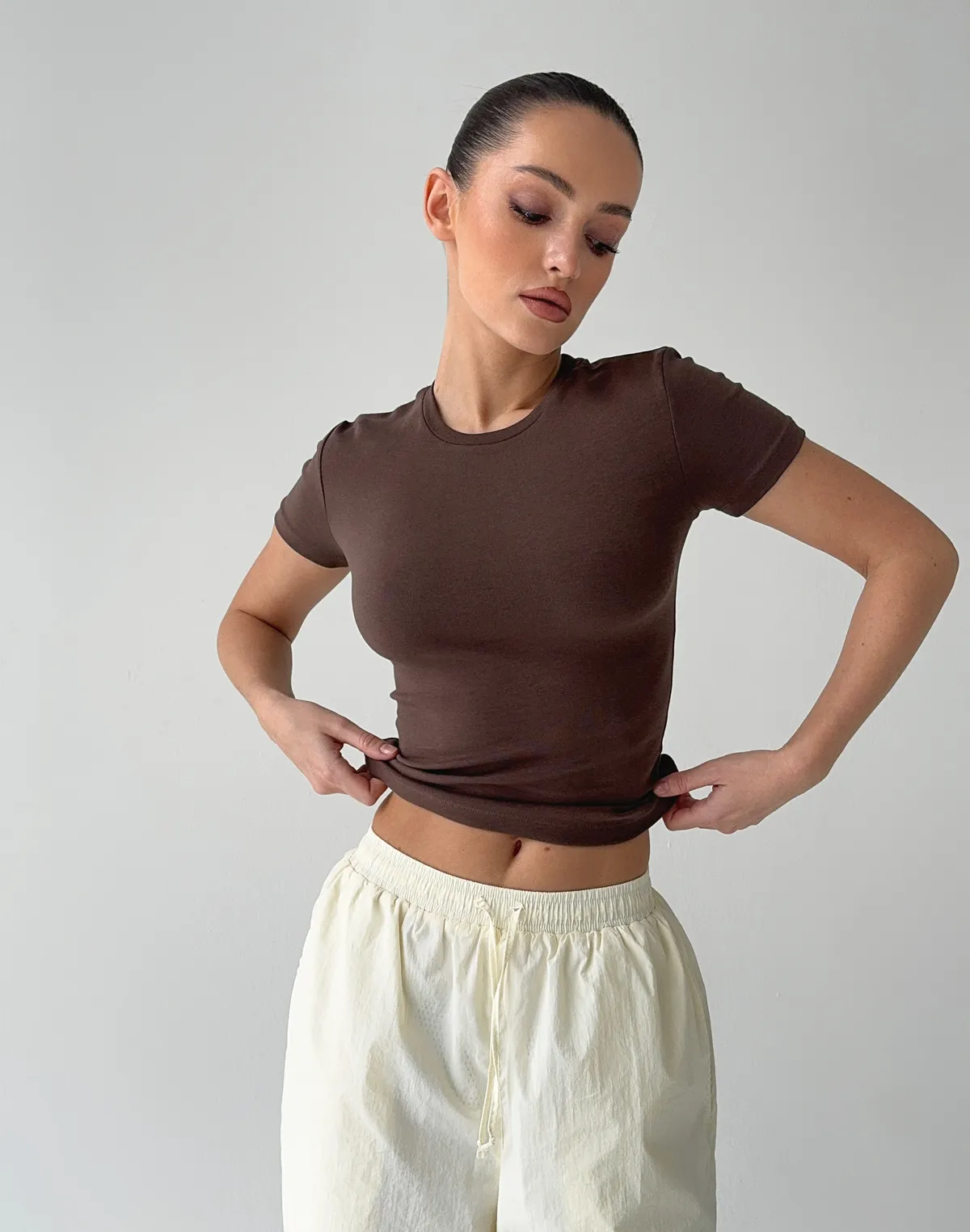 Жіноча футболка по фігурі бавовняна еластична, шоколад - Фото 5