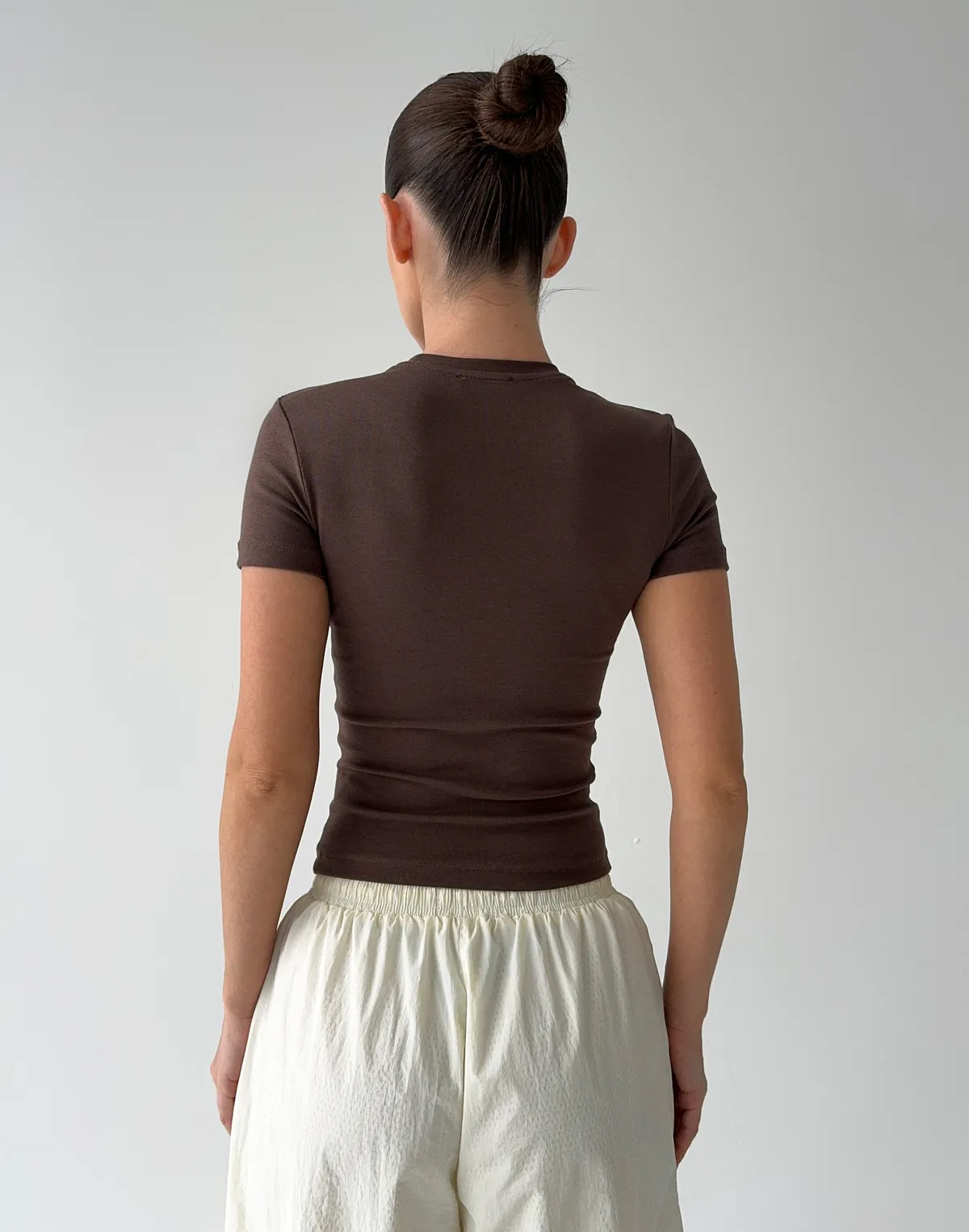 Жіноча футболка по фігурі бавовняна еластична, шоколад - Фото 2