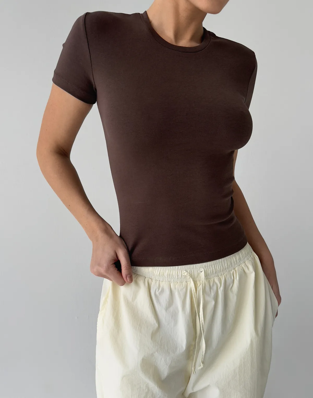 Жіноча футболка по фігурі бавовняна еластична, шоколад - Фото 1