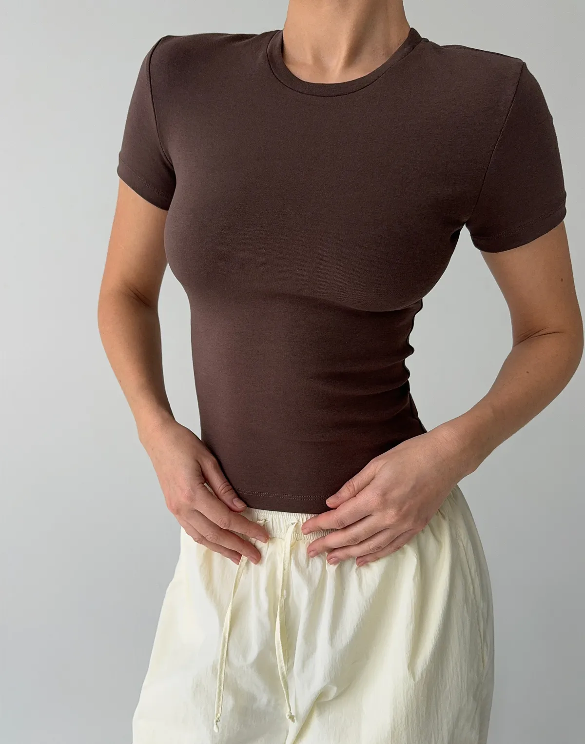 Жіноча футболка по фігурі бавовняна еластична, шоколад - Фото 4