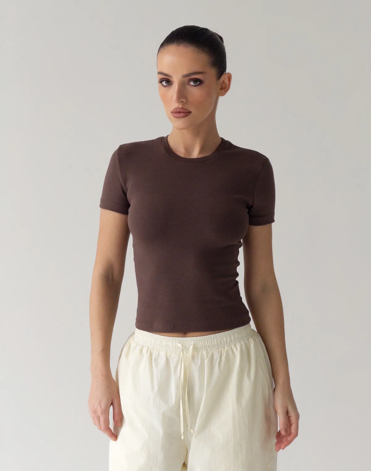Жіноча футболка по фігурі бавовняна еластична, шоколад - Фото 3