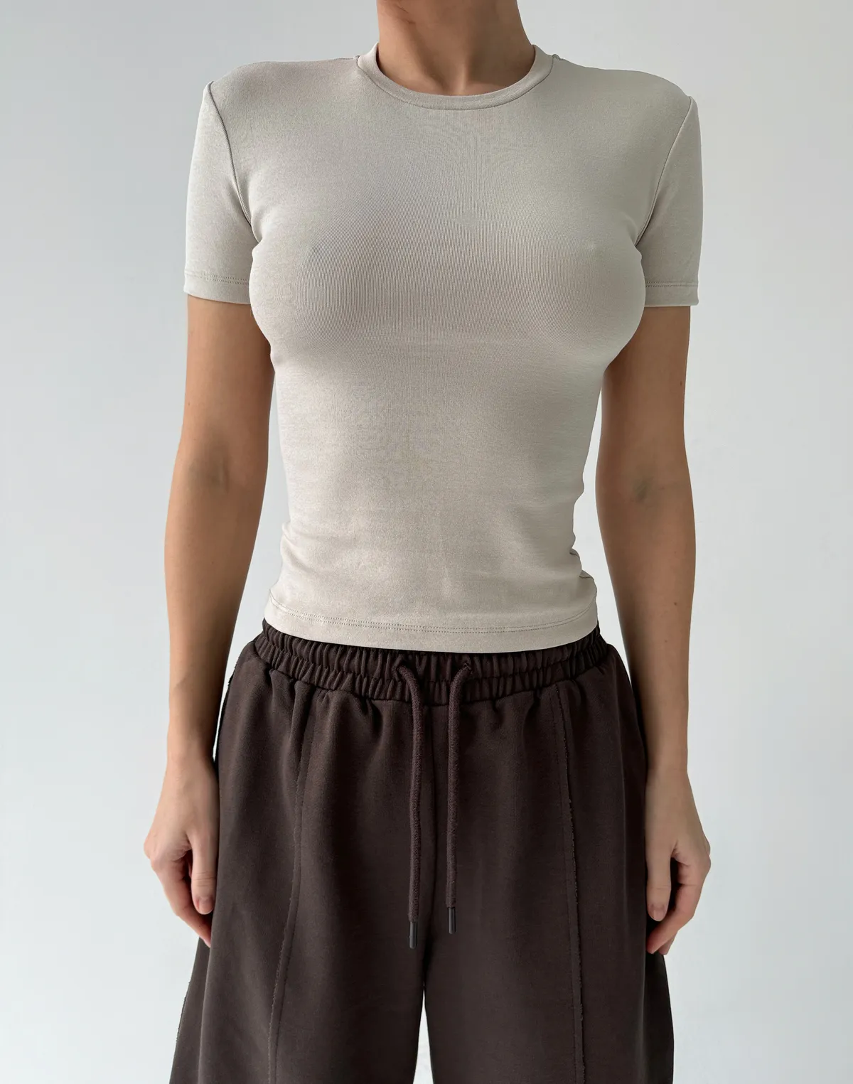 Жіноча футболка по фігурі бавовняна еластична, нейтральний беж - Фото 1