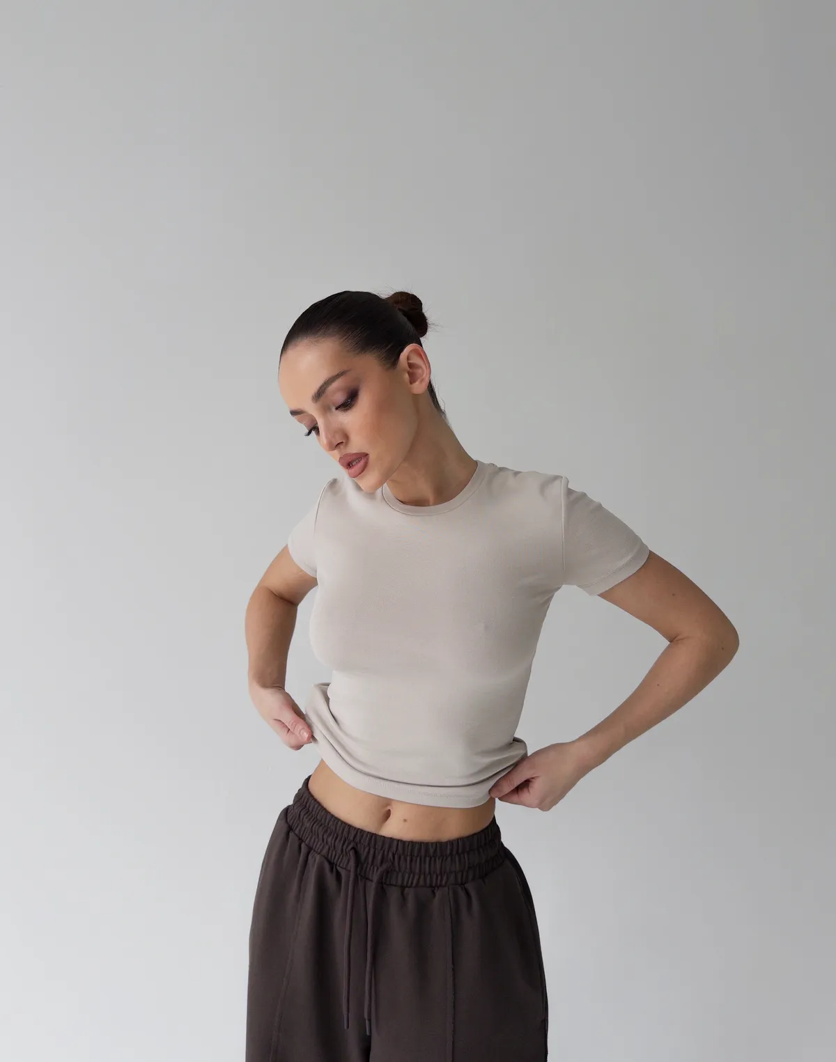 Жіноча футболка по фігурі бавовняна еластична, нейтральний беж - Фото 7