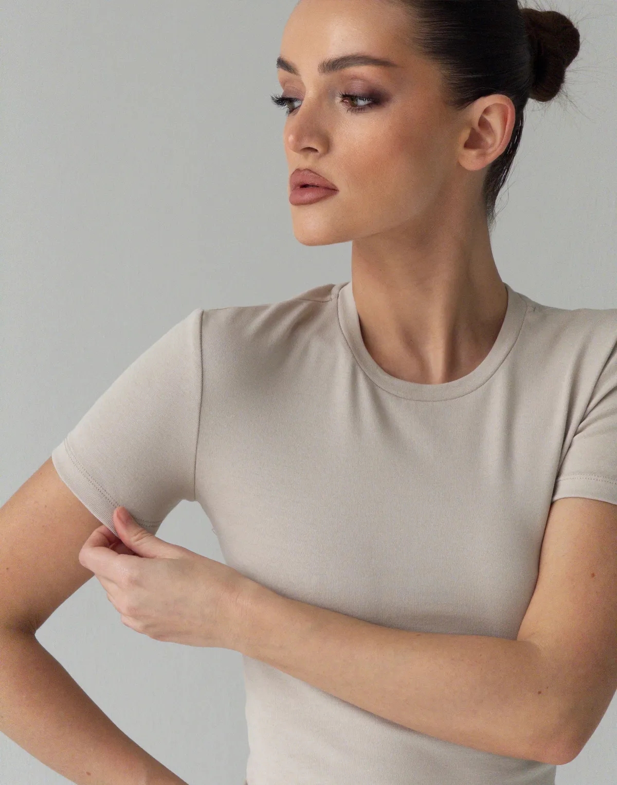 Жіноча футболка по фігурі бавовняна еластична, нейтральний беж - Фото 6