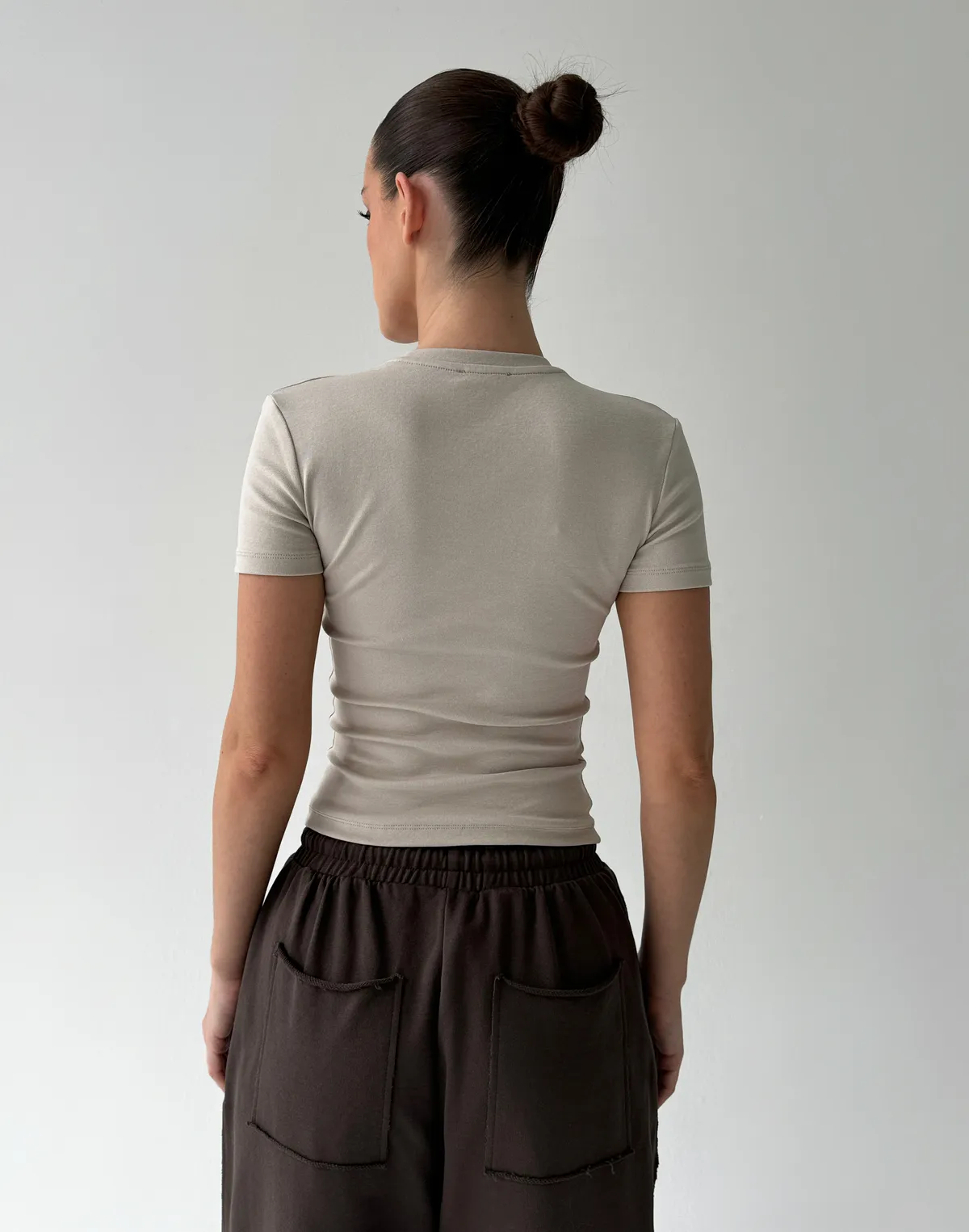 Жіноча футболка по фігурі бавовняна еластична, нейтральний беж - Фото 2