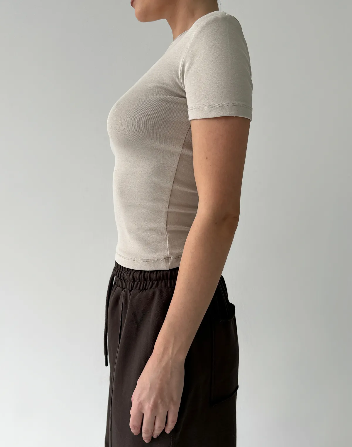 Жіноча футболка по фігурі бавовняна еластична, нейтральний беж - Фото 4