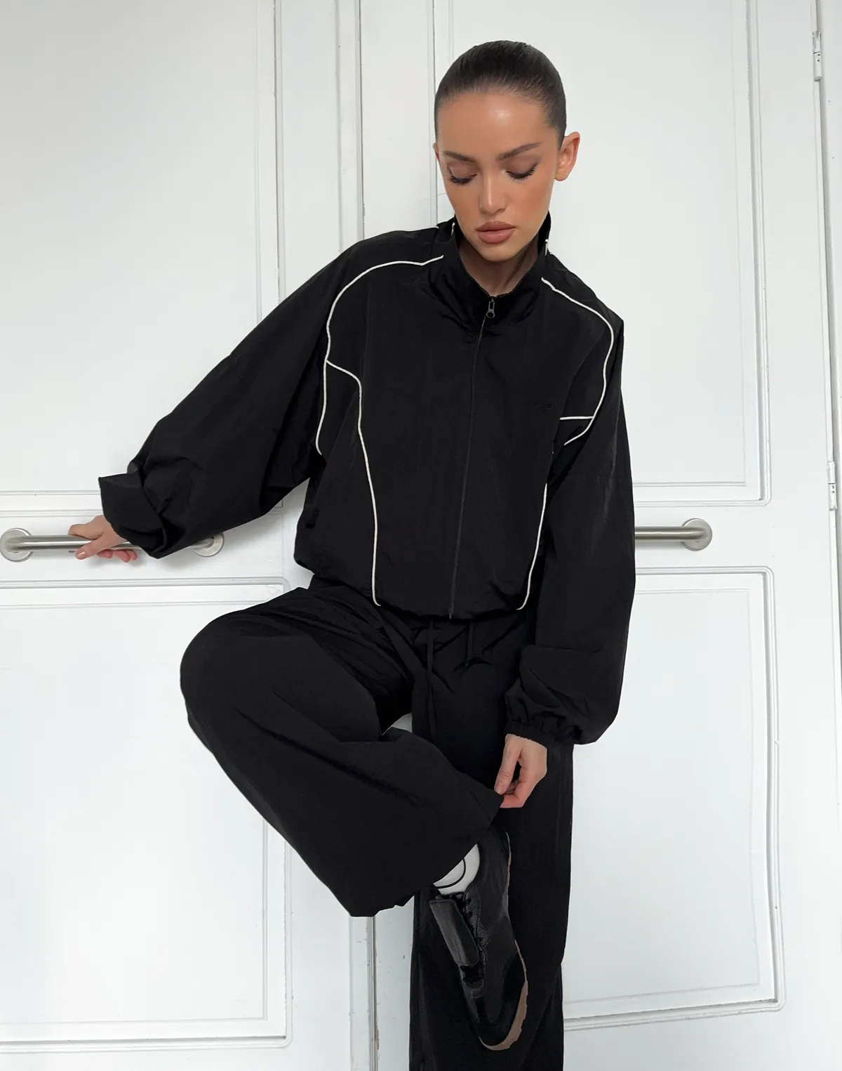 Штани з плащової тканини зі шнурком та кантом, чорні - Фото 8