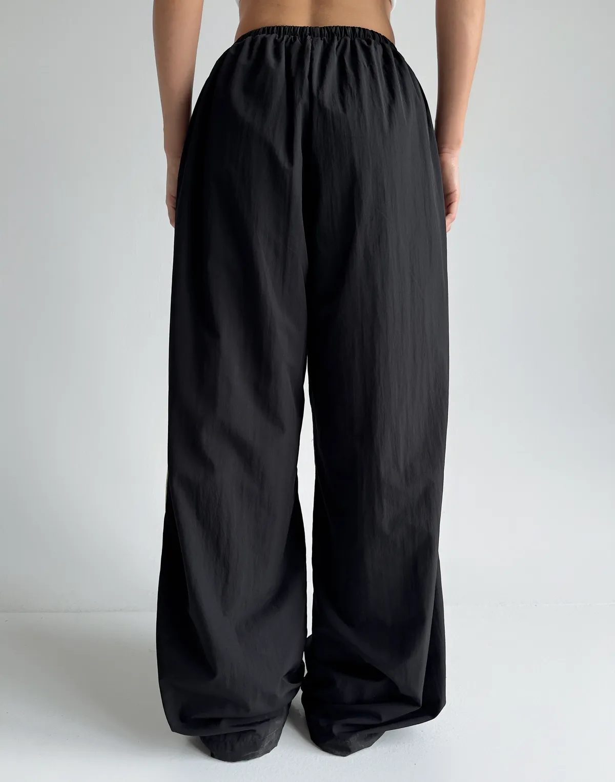 Штани з плащової тканини зі шнурком та кантом, чорні - Фото 2