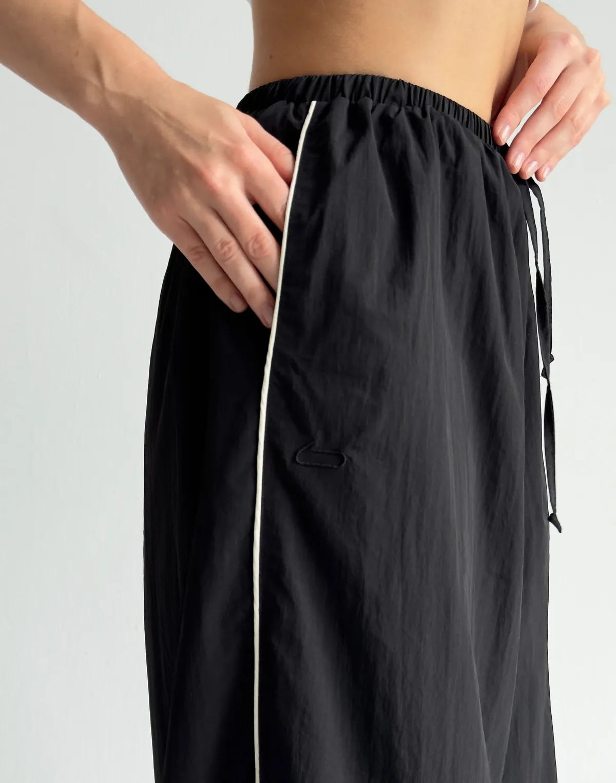 Штани з плащової тканини зі шнурком та кантом, чорні - Фото 6