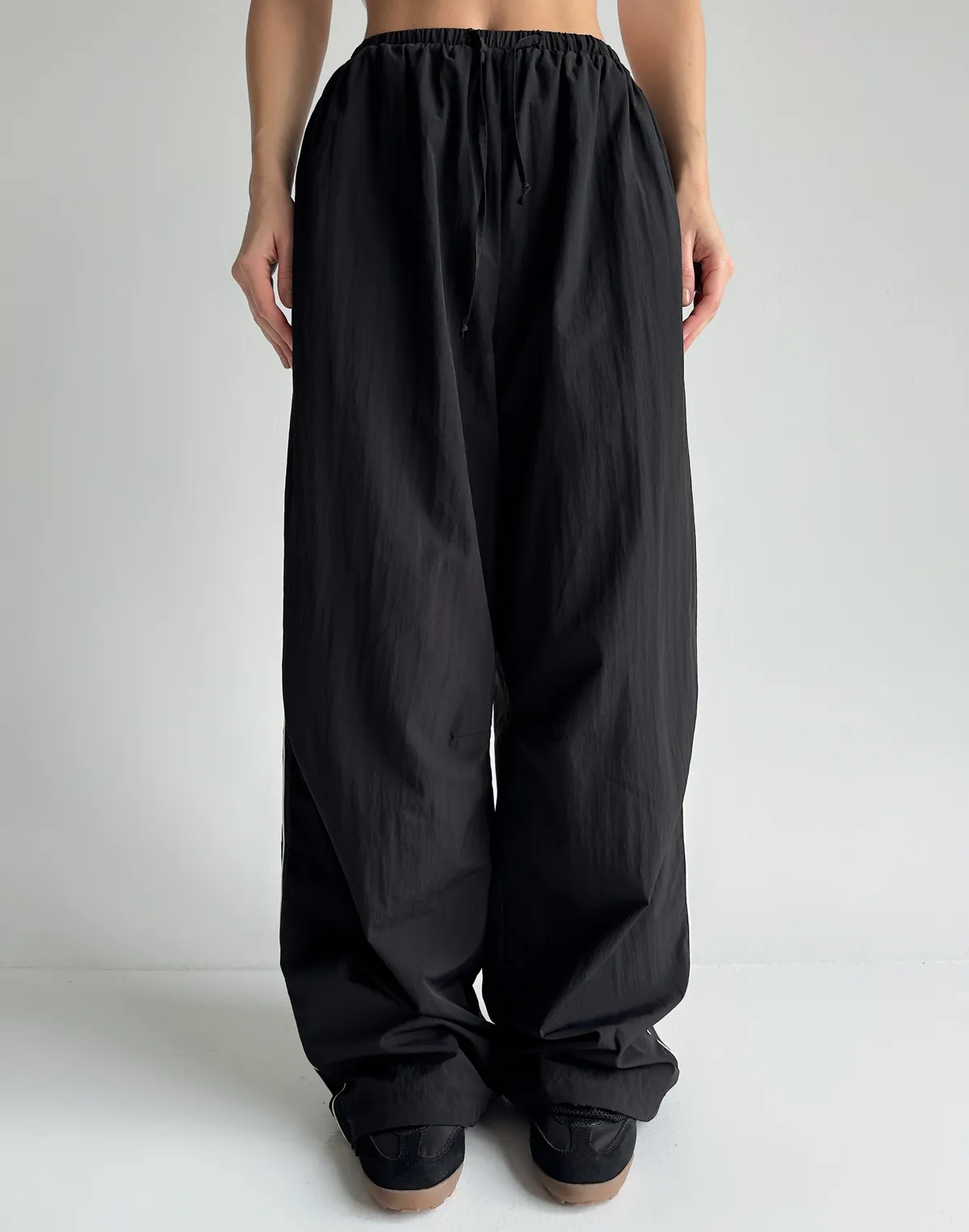 Штани з плащової тканини зі шнурком та кантом, чорні - Фото 1