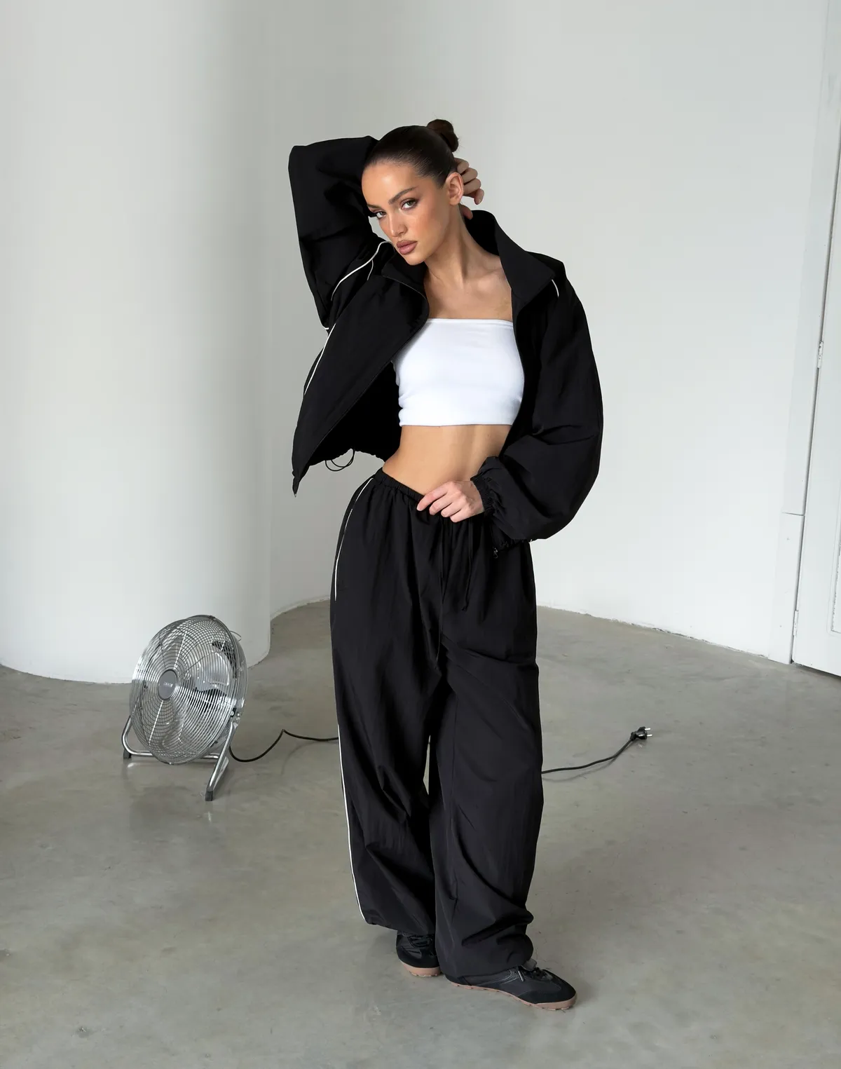 Штани з плащової тканини зі шнурком та кантом, чорні - Фото 5