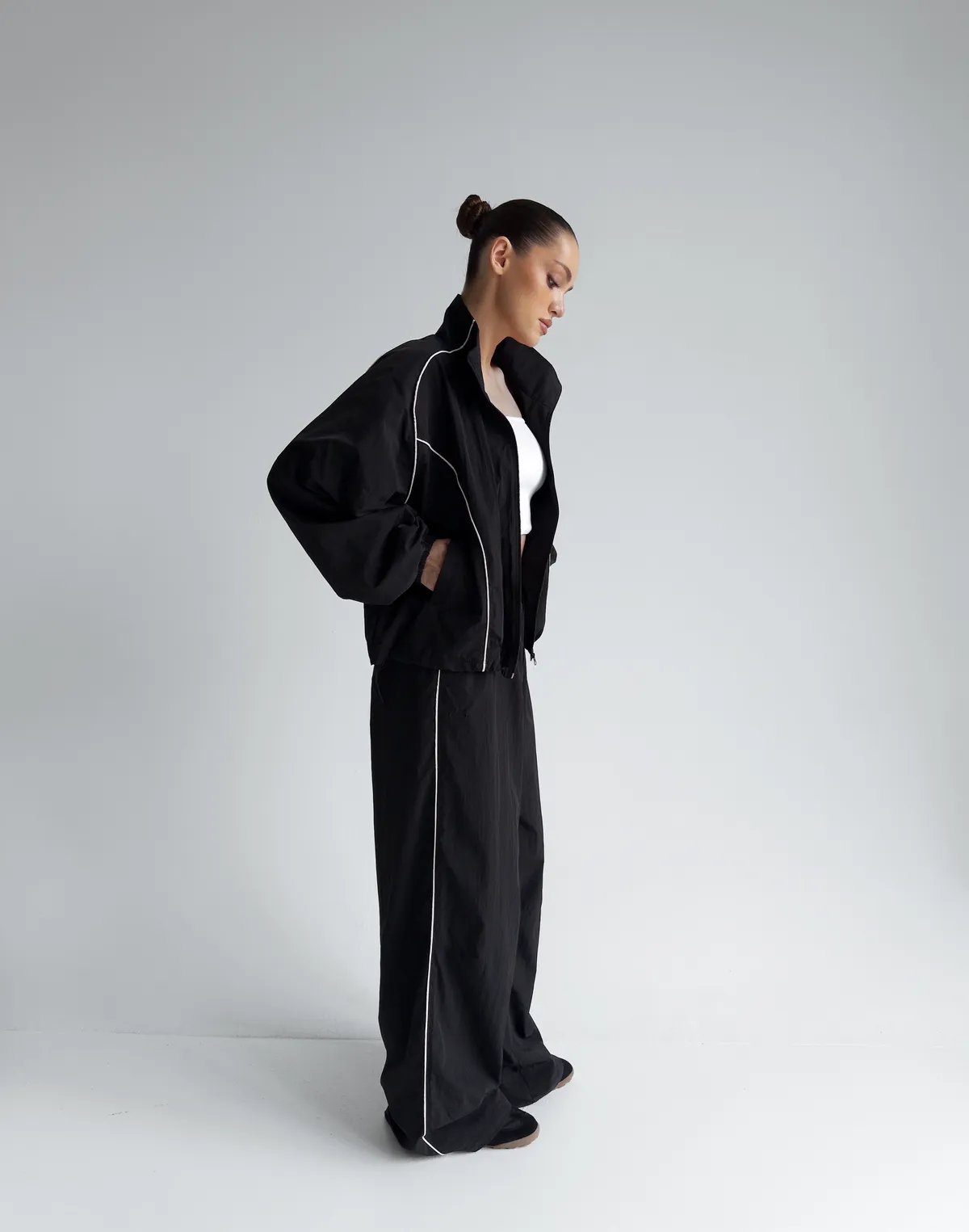 Штани з плащової тканини зі шнурком та кантом, чорні - Фото 4