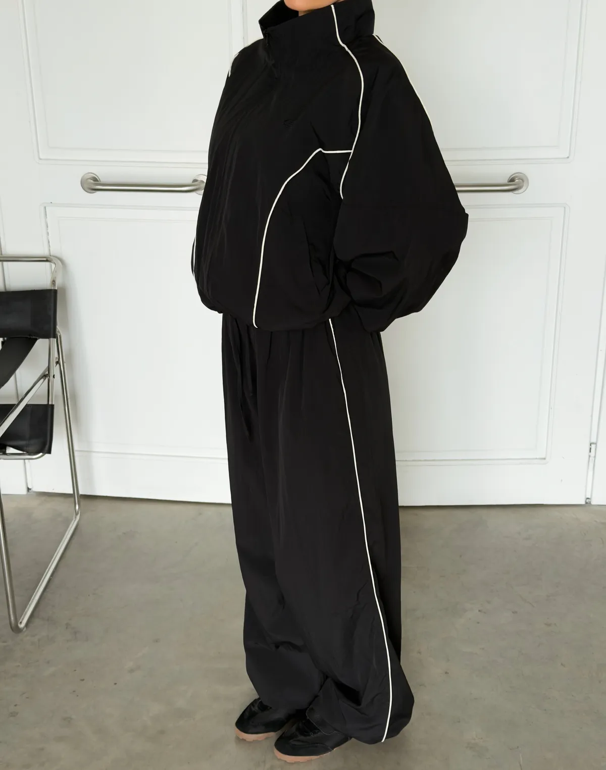 Комплект з плащової тканини з кантом зіпер та штани зі шнурком, чорні - Фото 4