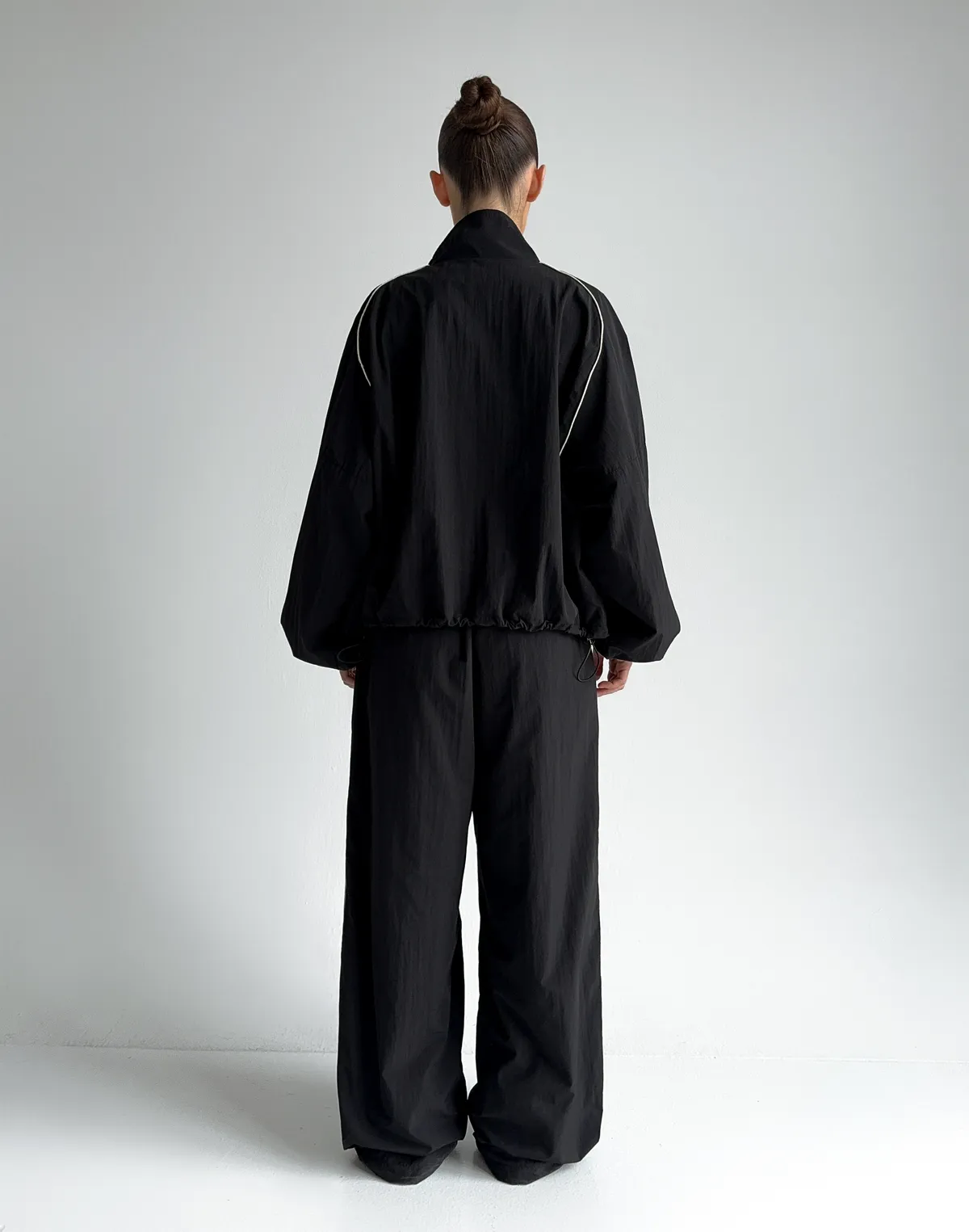 Комплект з плащової тканини з кантом зіпер та штани зі шнурком, чорні - Фото 2