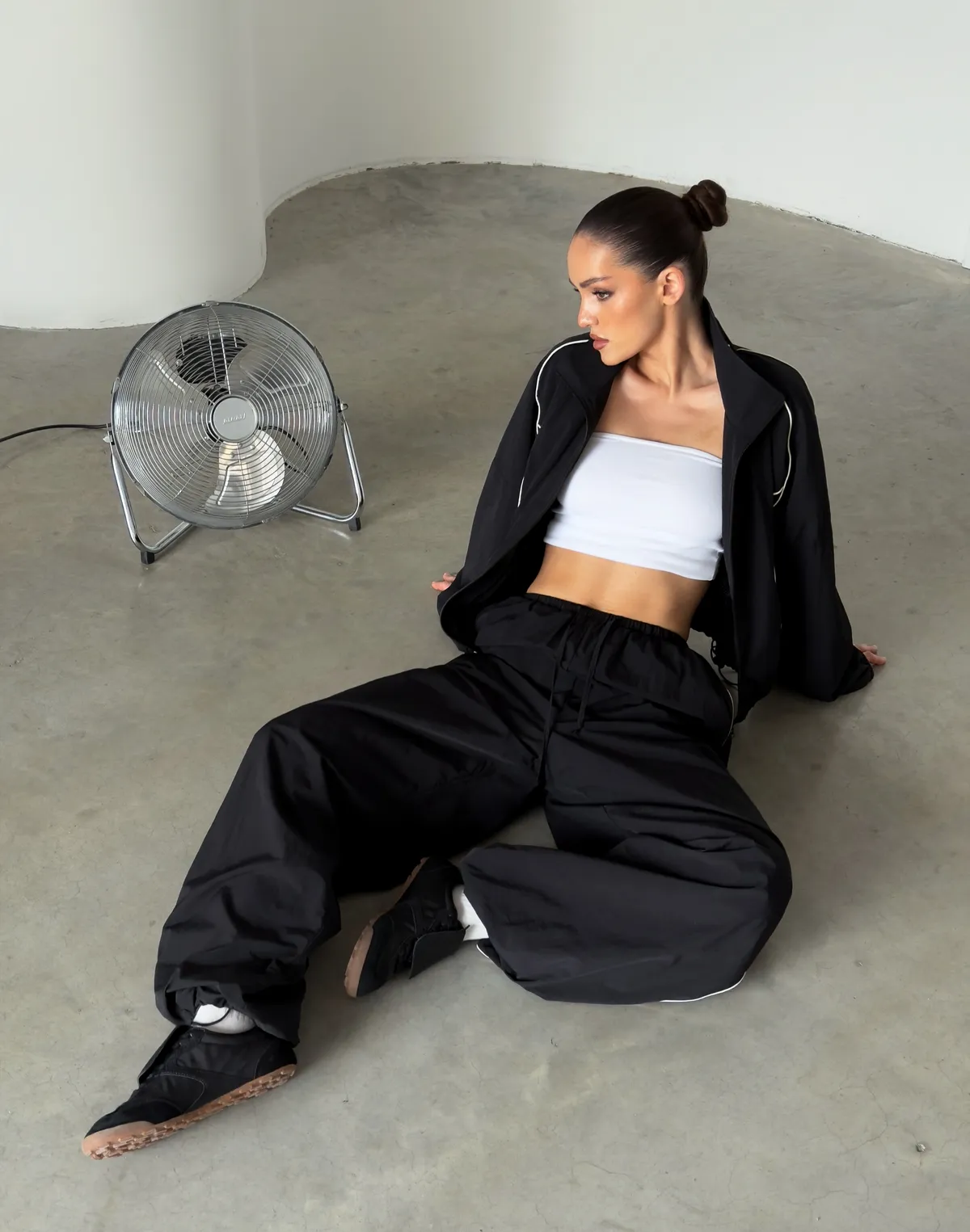 Штани з плащової тканини зі шнурком та кантом, чорні - Фото 3