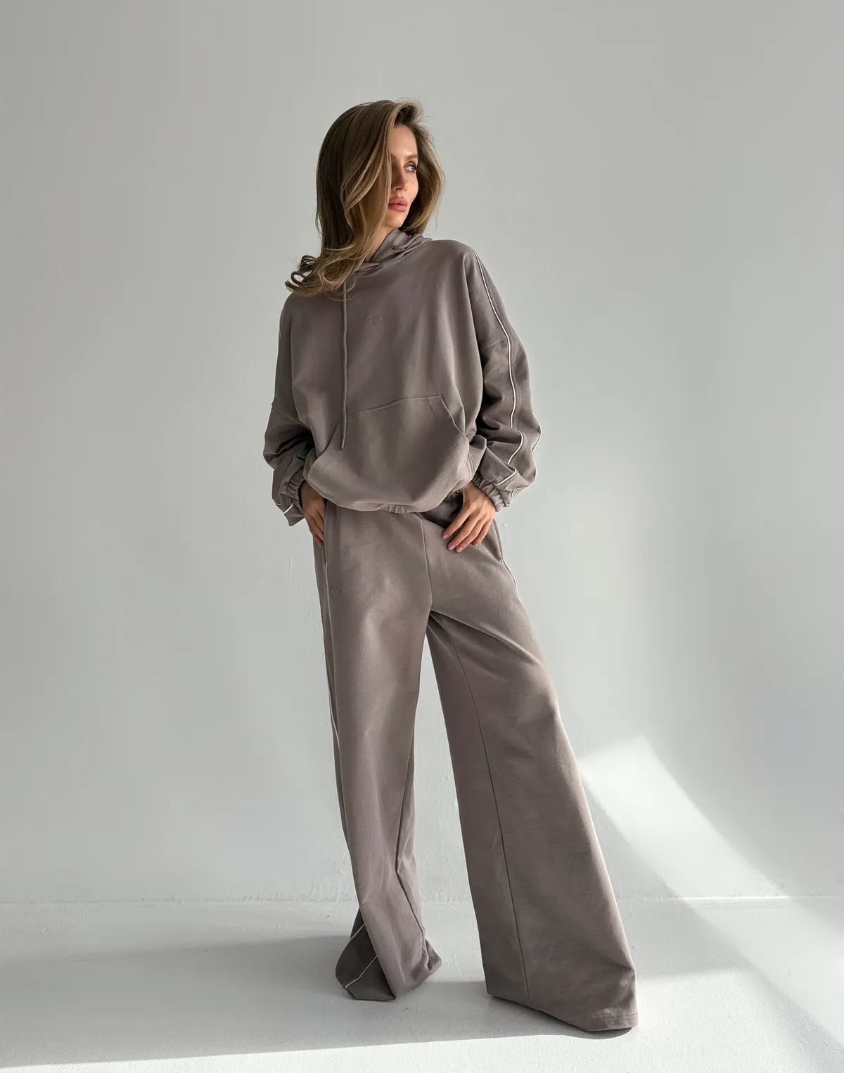 Штани весняні жіночі з кантом, світло-кавові - Фото 6