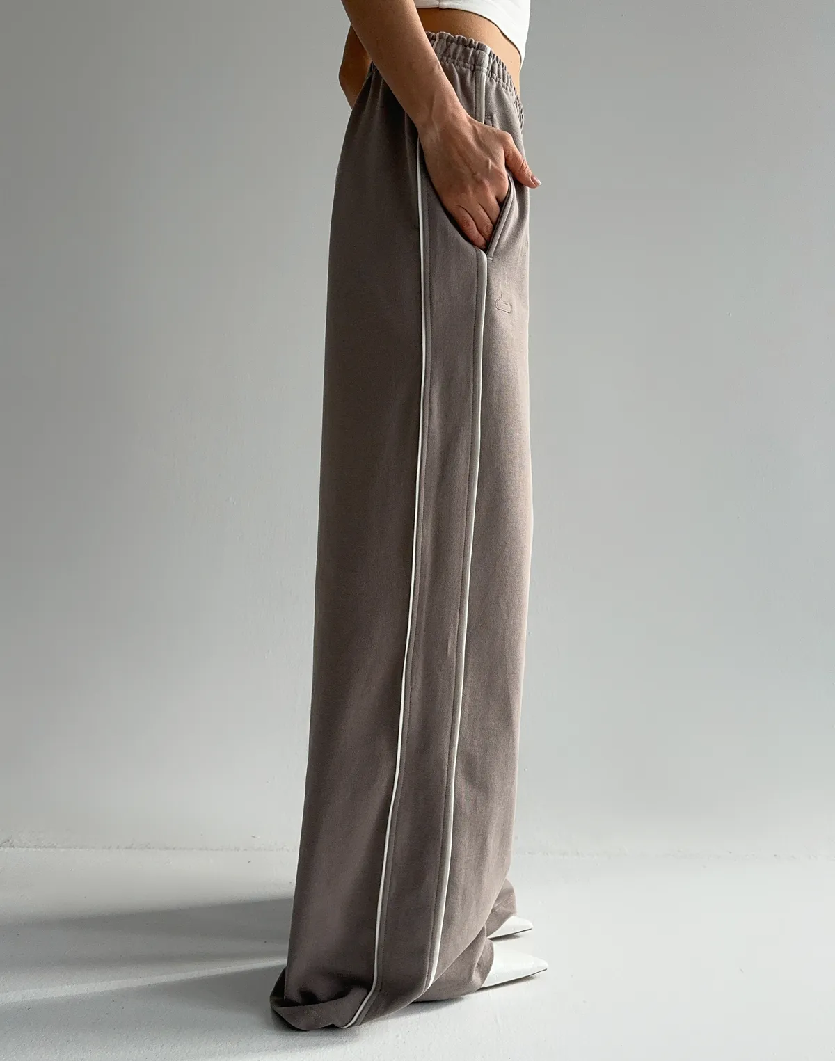 Штани весняні жіночі з кантом, світло-кавові - Фото 5