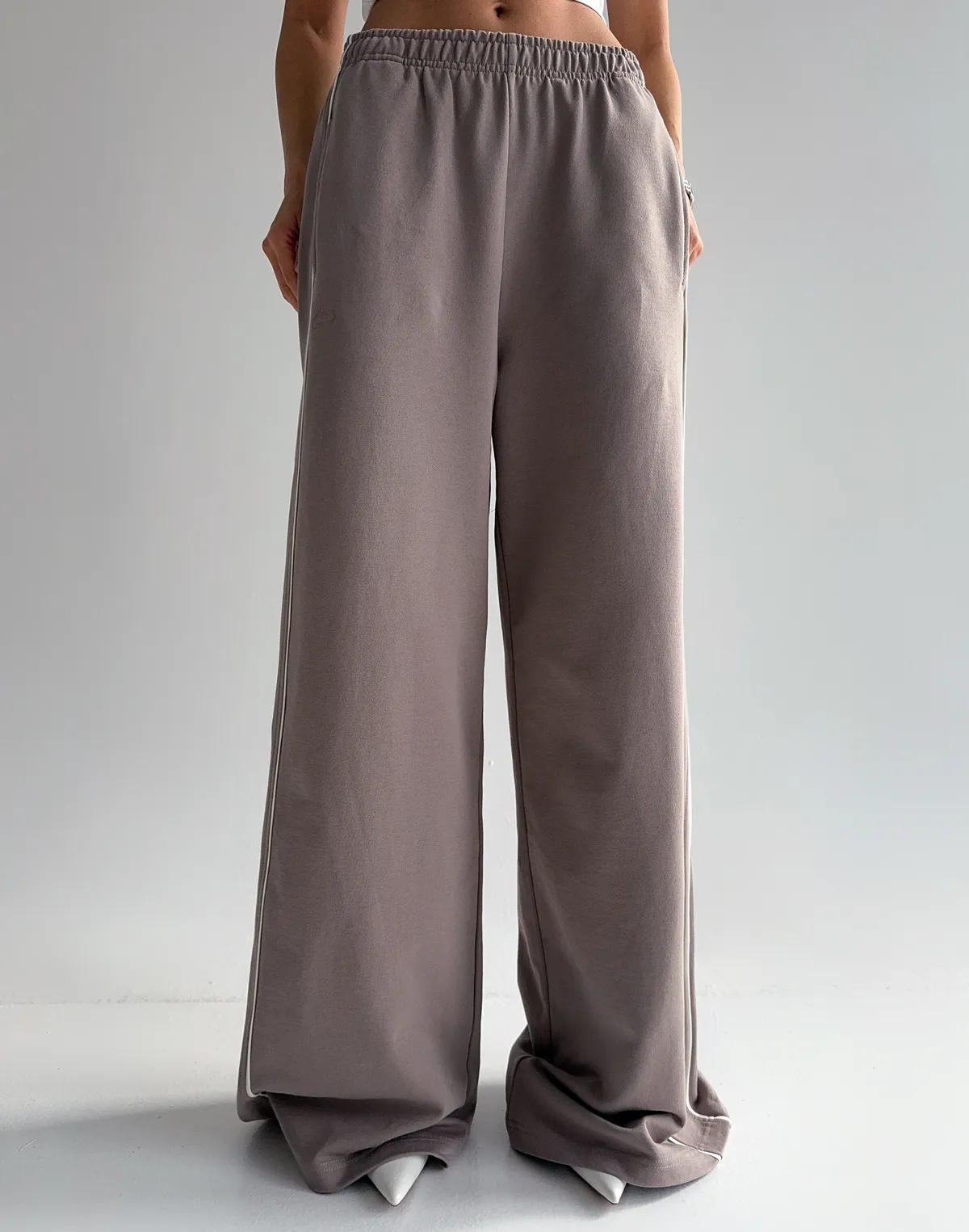 Штани весняні жіночі з кантом, світло-кавові - Фото 1