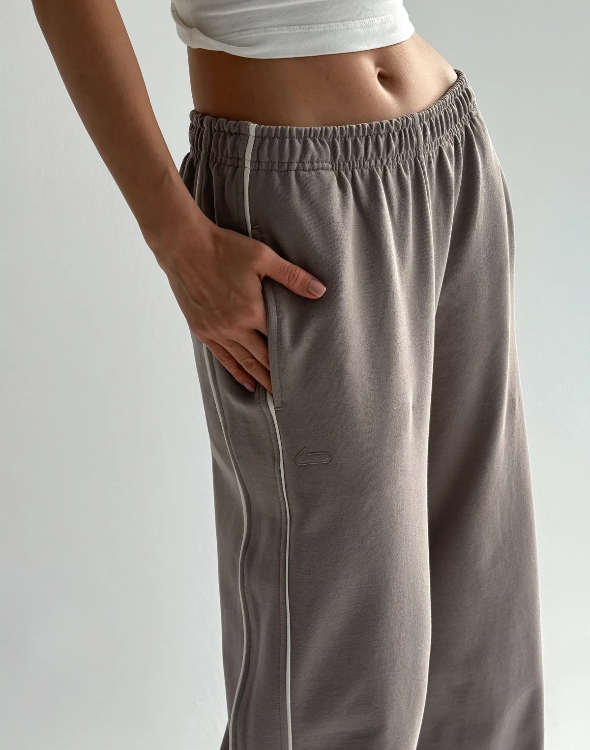 Штани весняні жіночі з кантом, світло-кавові - Фото 4