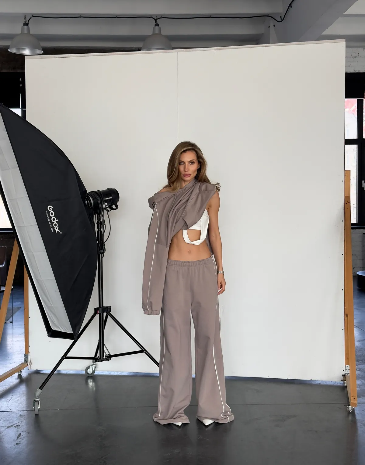 Штани весняні жіночі з кантом, світло-кавові - Фото 3