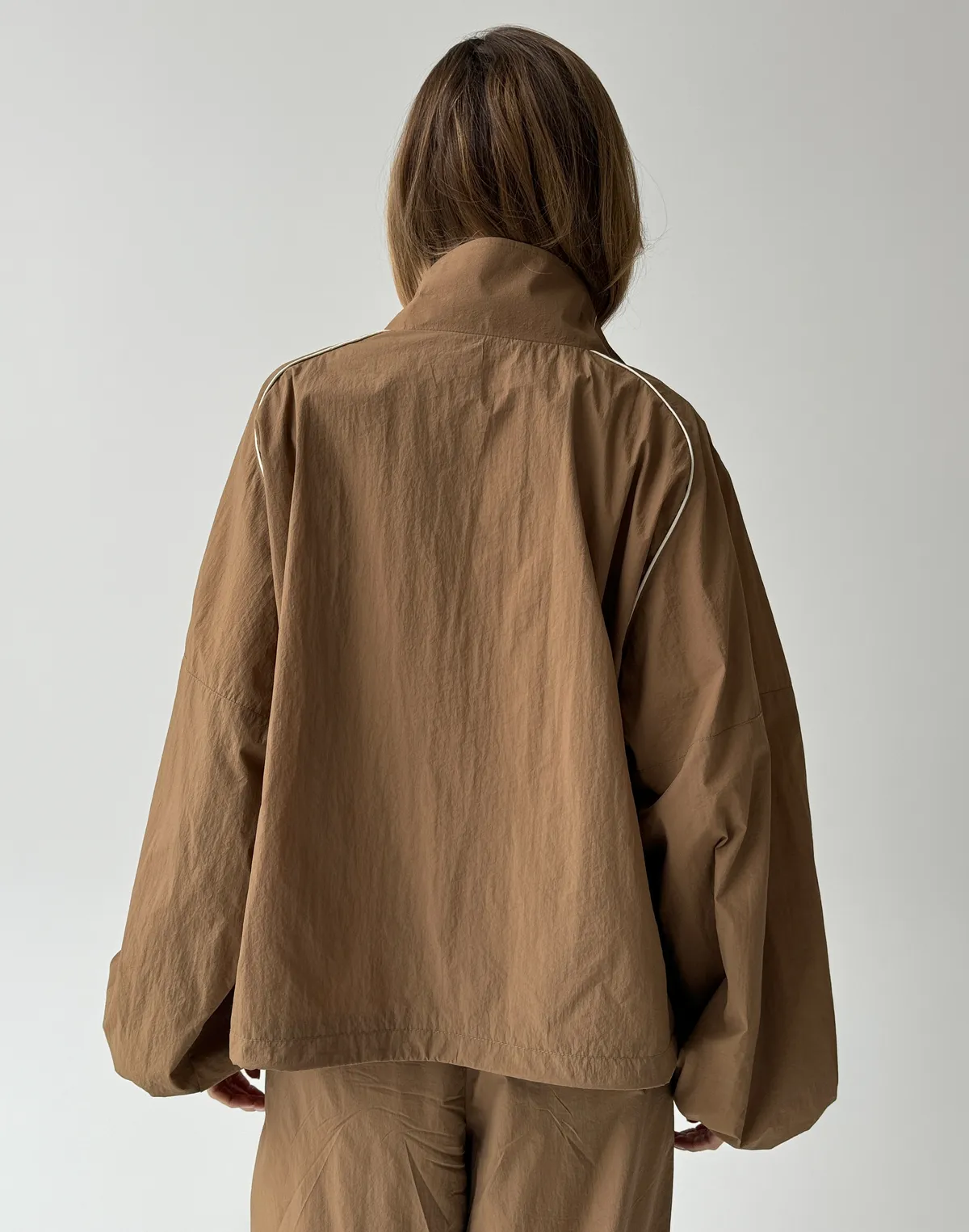 Зіпер з плащової тканини з кантом, мокко - Фото 2