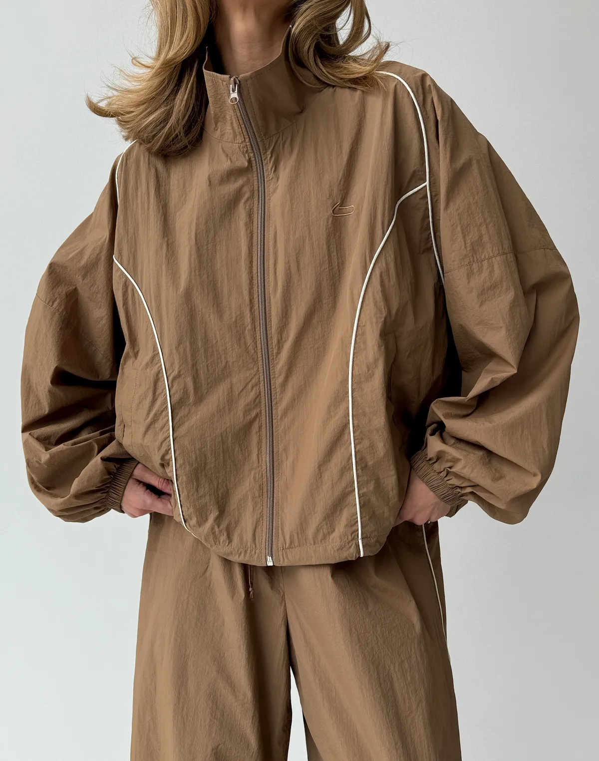 Зіпер з плащової тканини з кантом, мокко - Фото 1