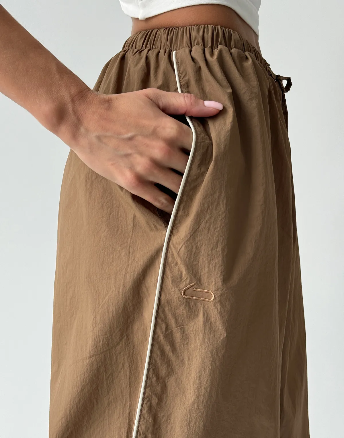 Штани з плащової тканини зі шнурком та кантом, мокко - Фото 7