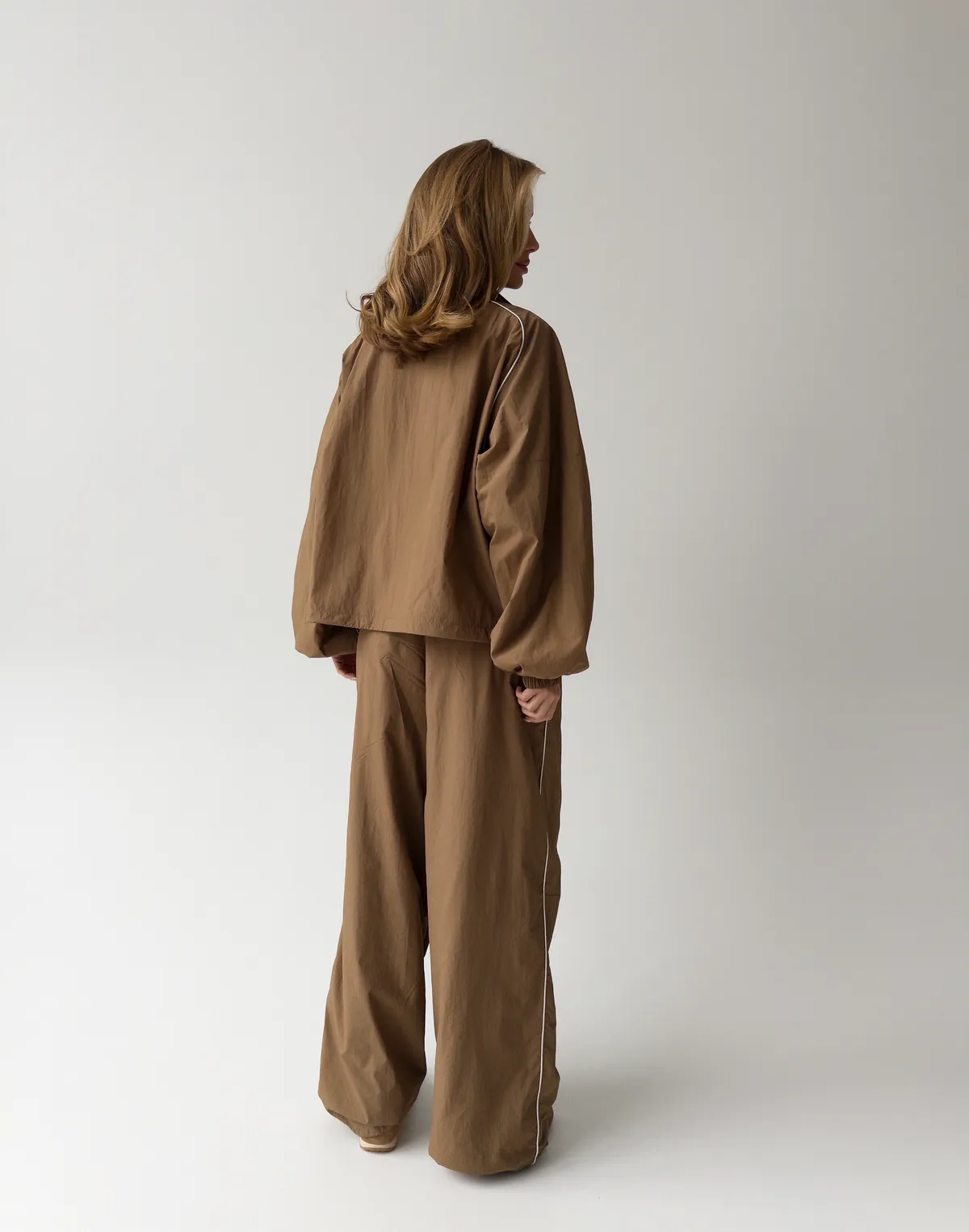 Штани з плащової тканини зі шнурком та кантом, мокко - Фото 2