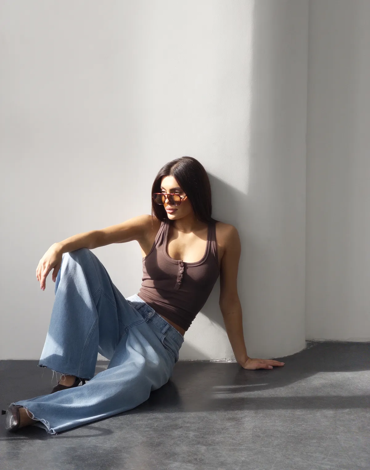 Майка жіноча по фігурі бавовняна з ґудзиками, шоколад - Фото 8