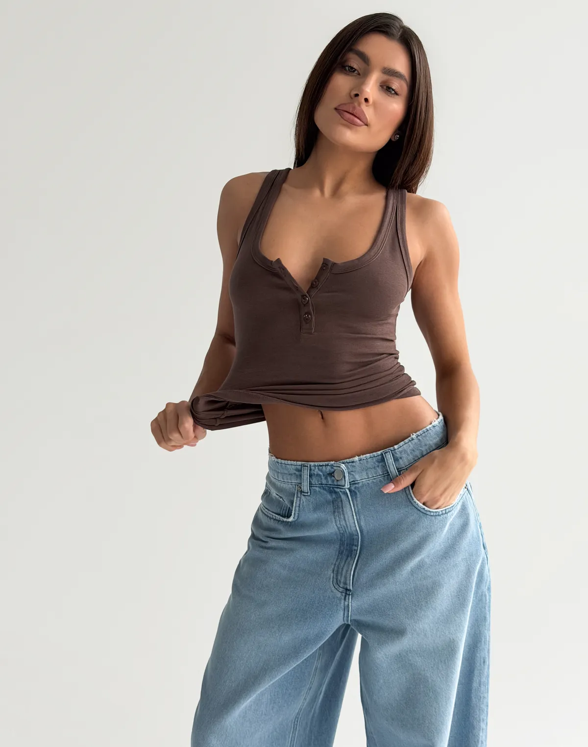 Майка жіноча по фігурі бавовняна з ґудзиками, шоколад - Фото 7