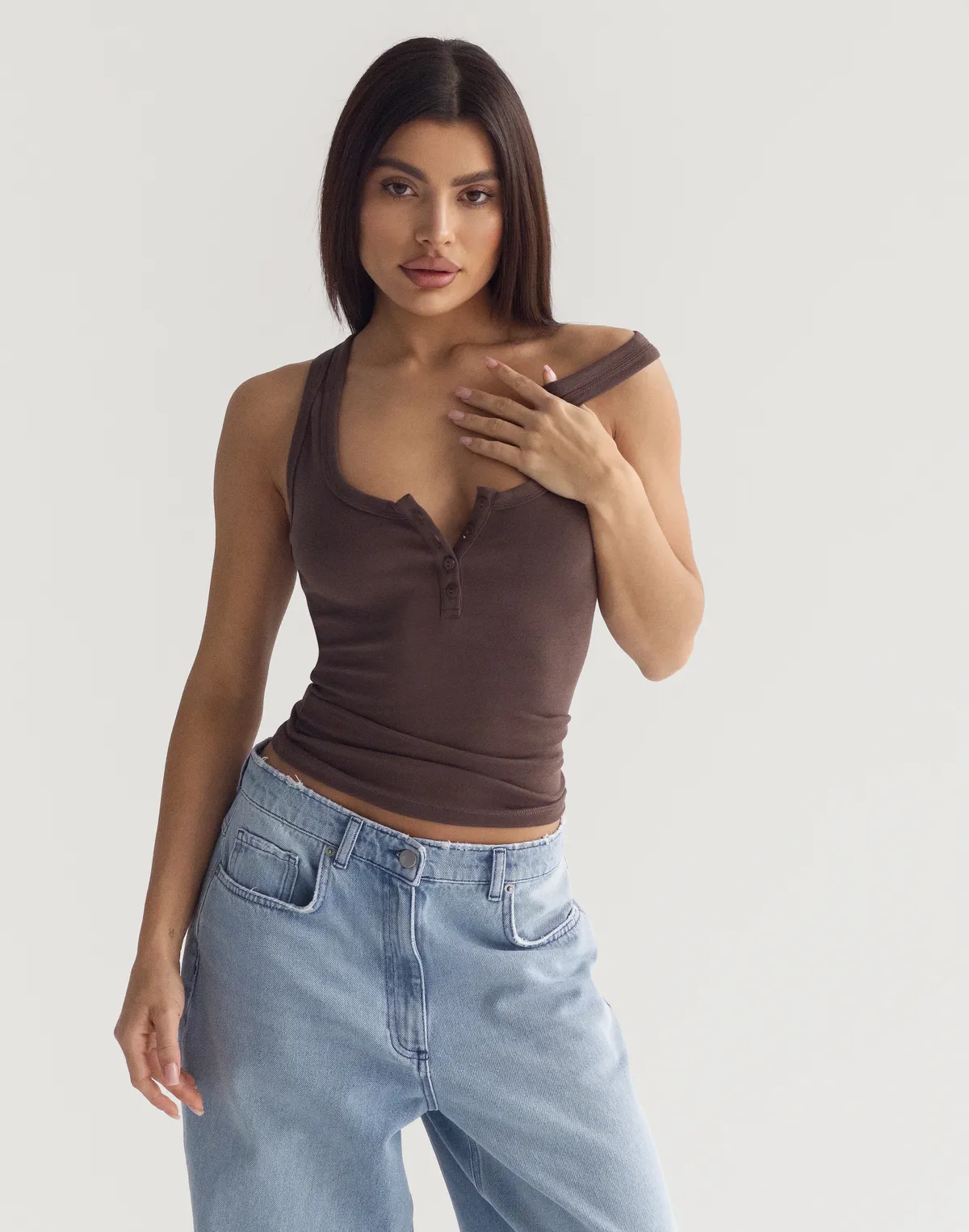Майка жіноча по фігурі бавовняна з ґудзиками, шоколад - Фото 6