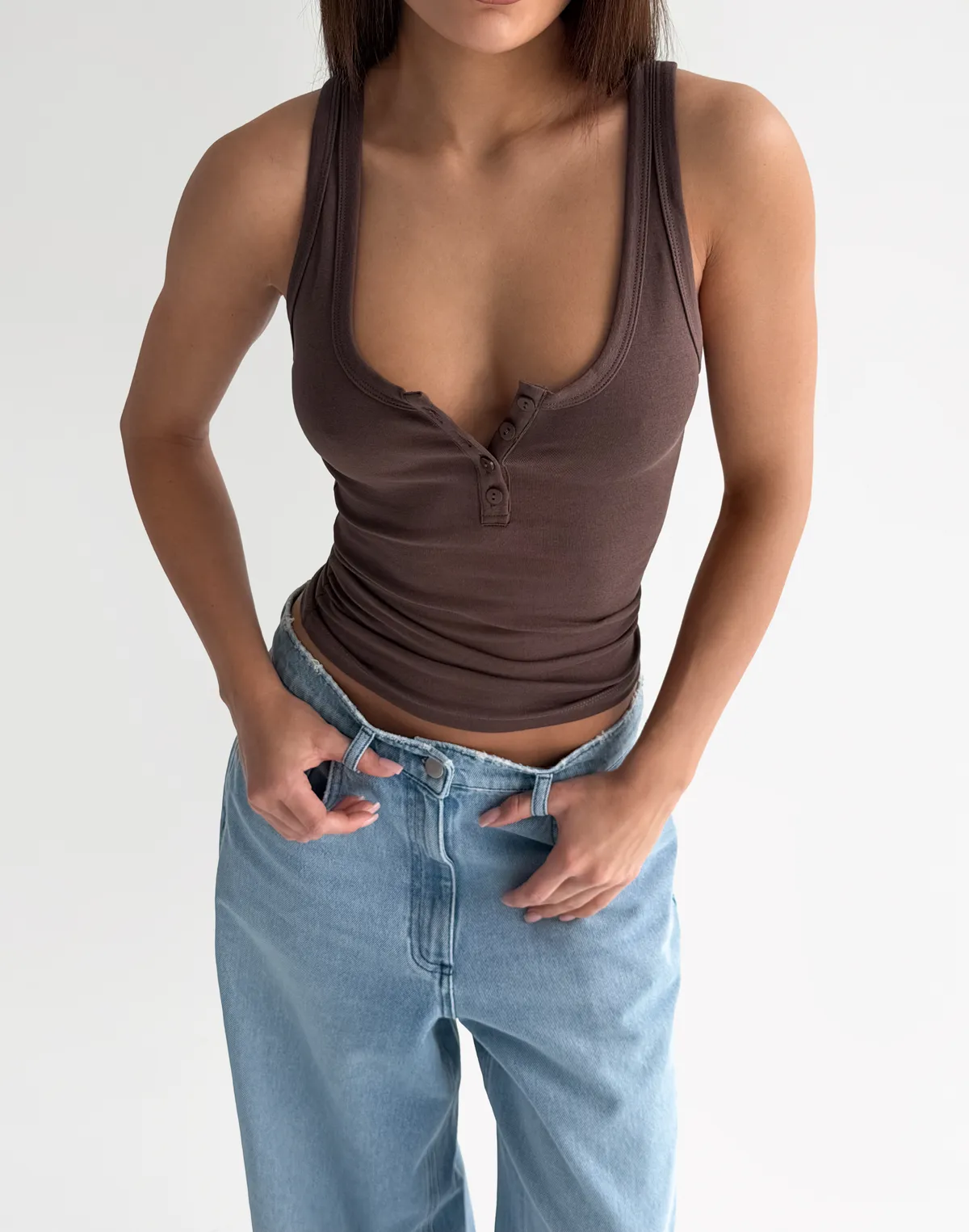 Майка жіноча по фігурі бавовняна з ґудзиками, шоколад - Фото 1