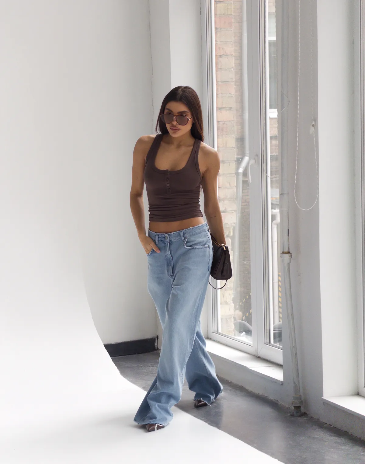 Майка жіноча по фігурі бавовняна з ґудзиками, шоколад - Фото 4