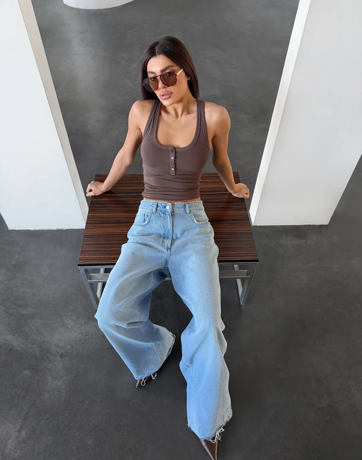 Майка жіноча по фігурі бавовняна з ґудзиками, шоколад - Фото 3