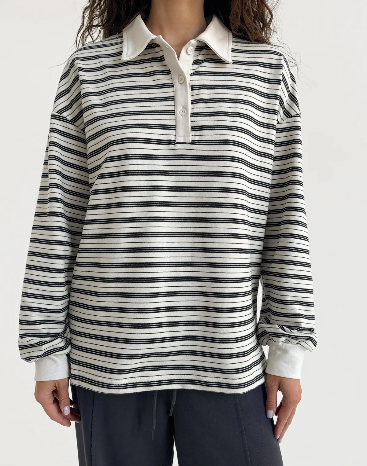 Жіноча кофта-поло у смужку вільного крою, молочна у чорну смужку - Фото 7