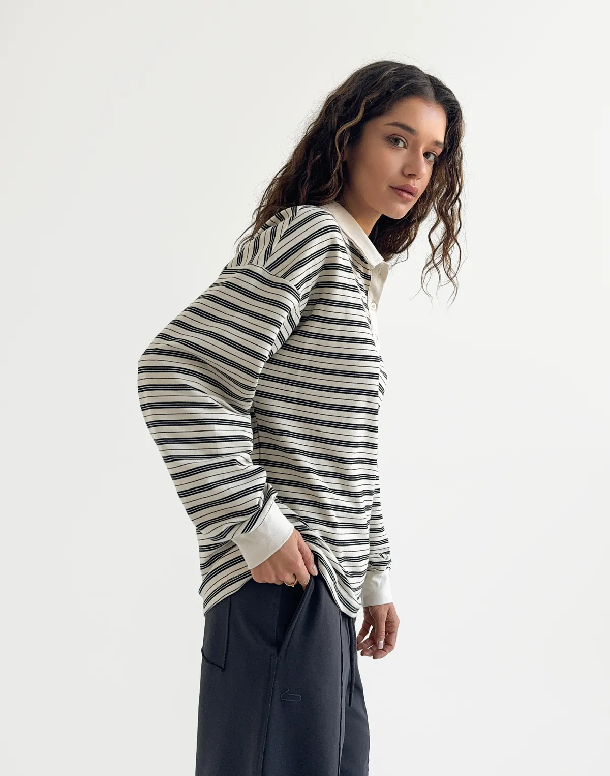 Жіноча кофта-поло у смужку вільного крою, молочна у чорну смужку - Фото 6