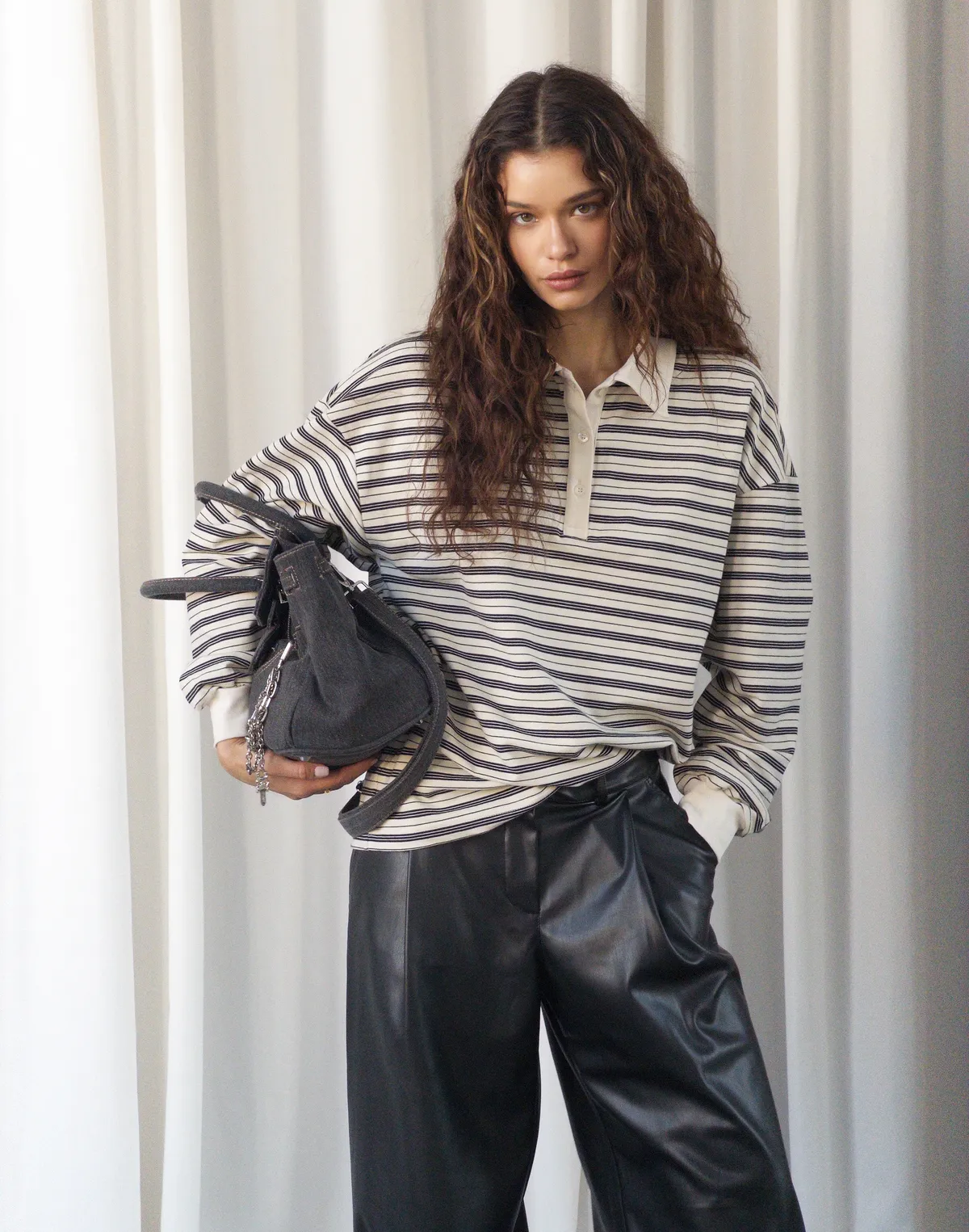 Жіноча кофта-поло у смужку вільного крою, молочна у чорну смужку - Фото 4