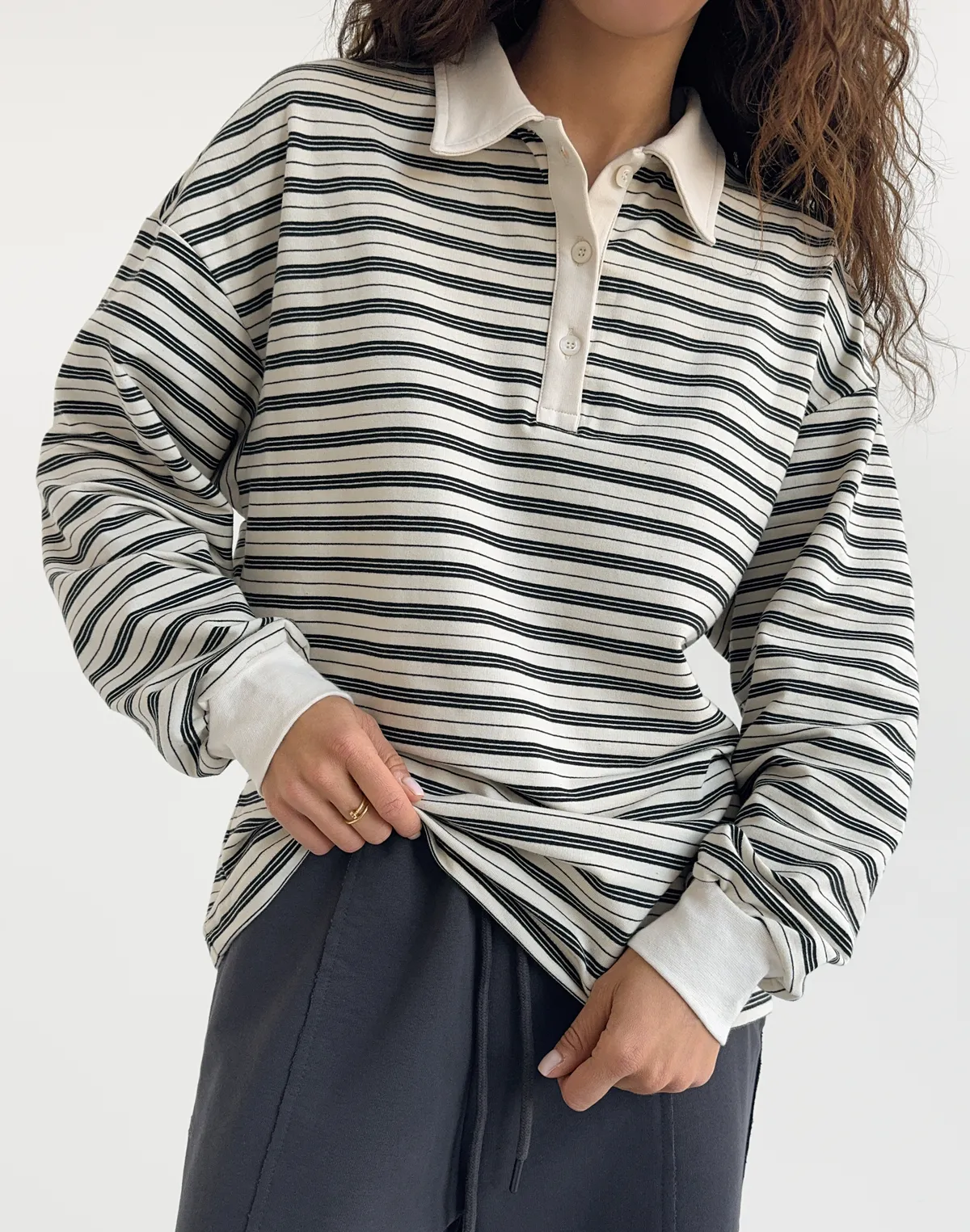 Жіноча кофта-поло у смужку вільного крою, молочна у чорну смужку - Фото 1