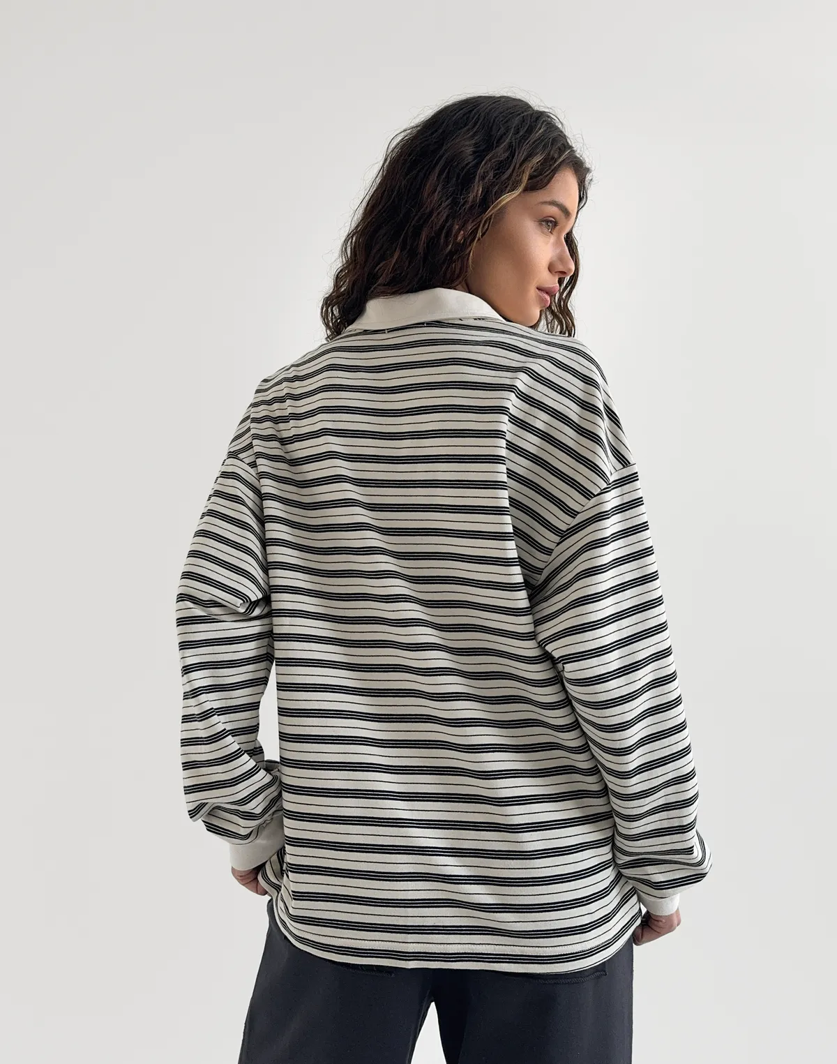 Жіноча кофта-поло у смужку вільного крою, молочна у чорну смужку - Фото 2