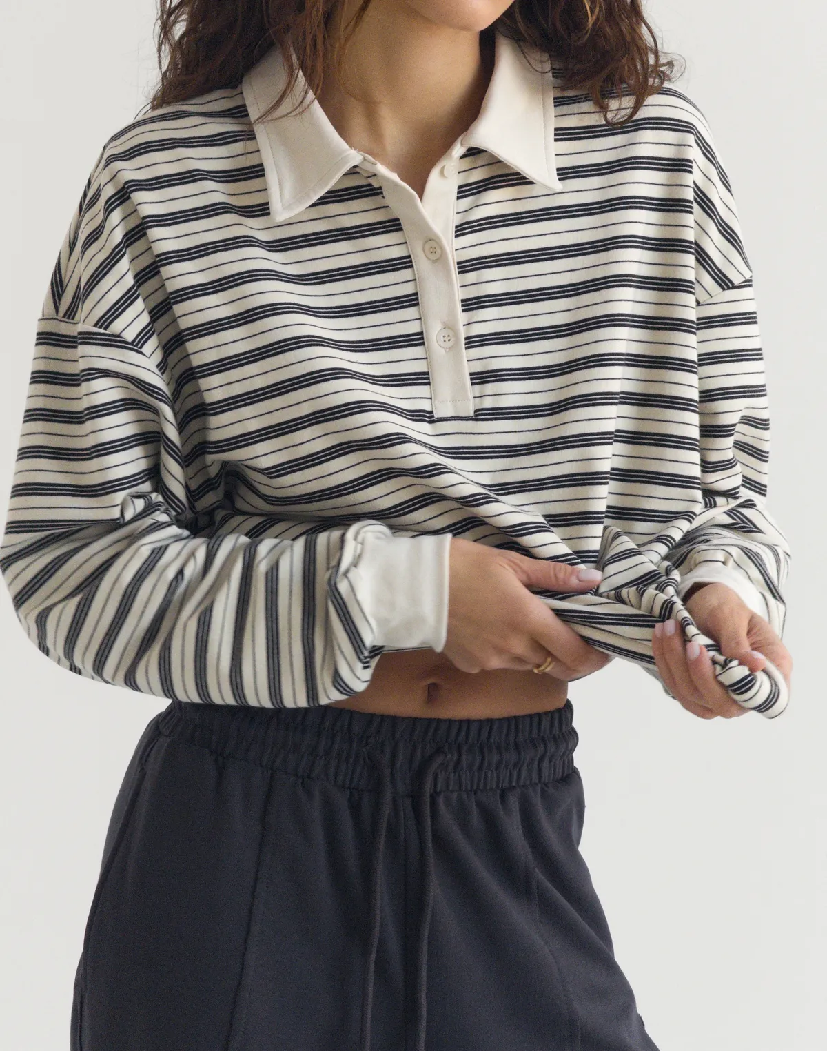 Жіноча кофта-поло у смужку вільного крою, молочна у чорну смужку - Фото 5