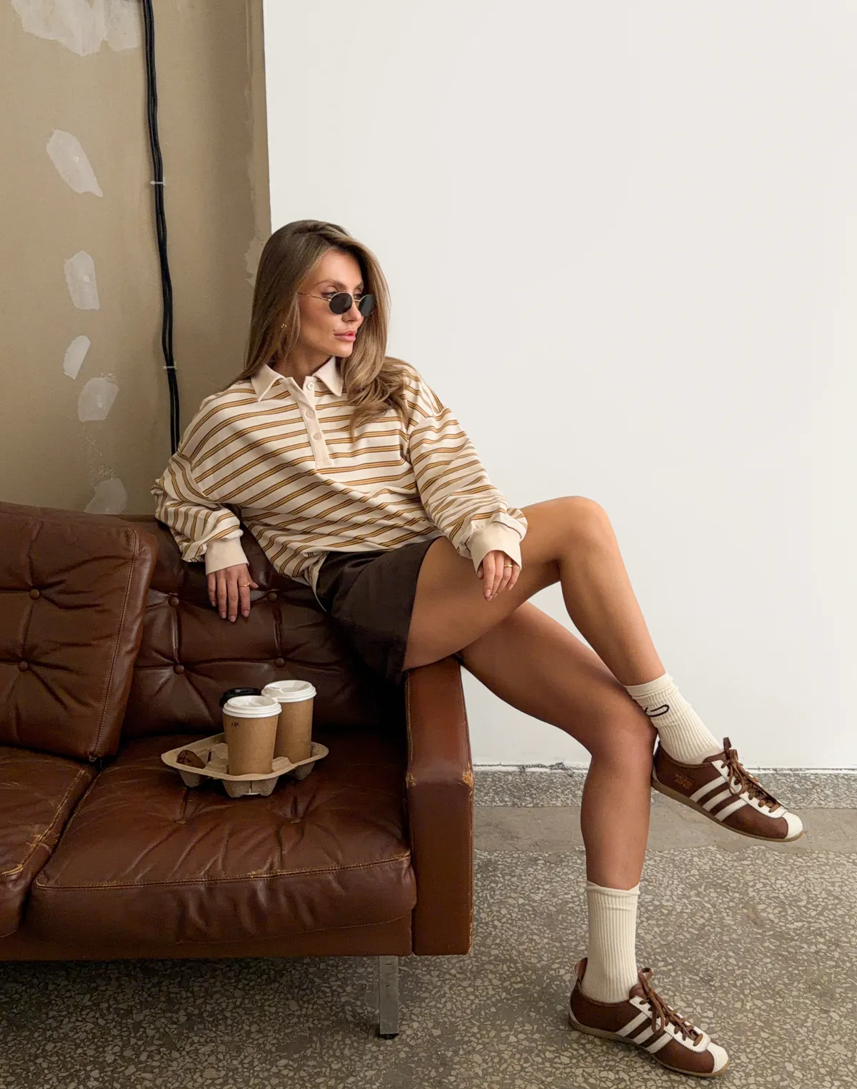 Жіноча кофта-поло у смужку вільного крою, молочна у коричнево-жовту смужку - Фото 8