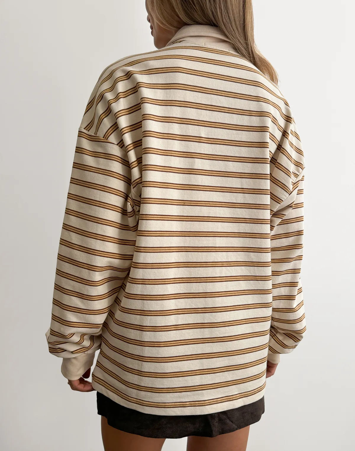 Жіноча кофта-поло у смужку вільного крою, молочна у коричнево-жовту смужку - Фото 2