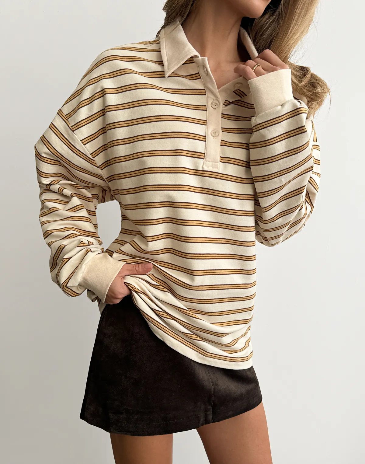 Жіноча кофта-поло у смужку вільного крою, молочна у коричнево-жовту смужку - Фото 1