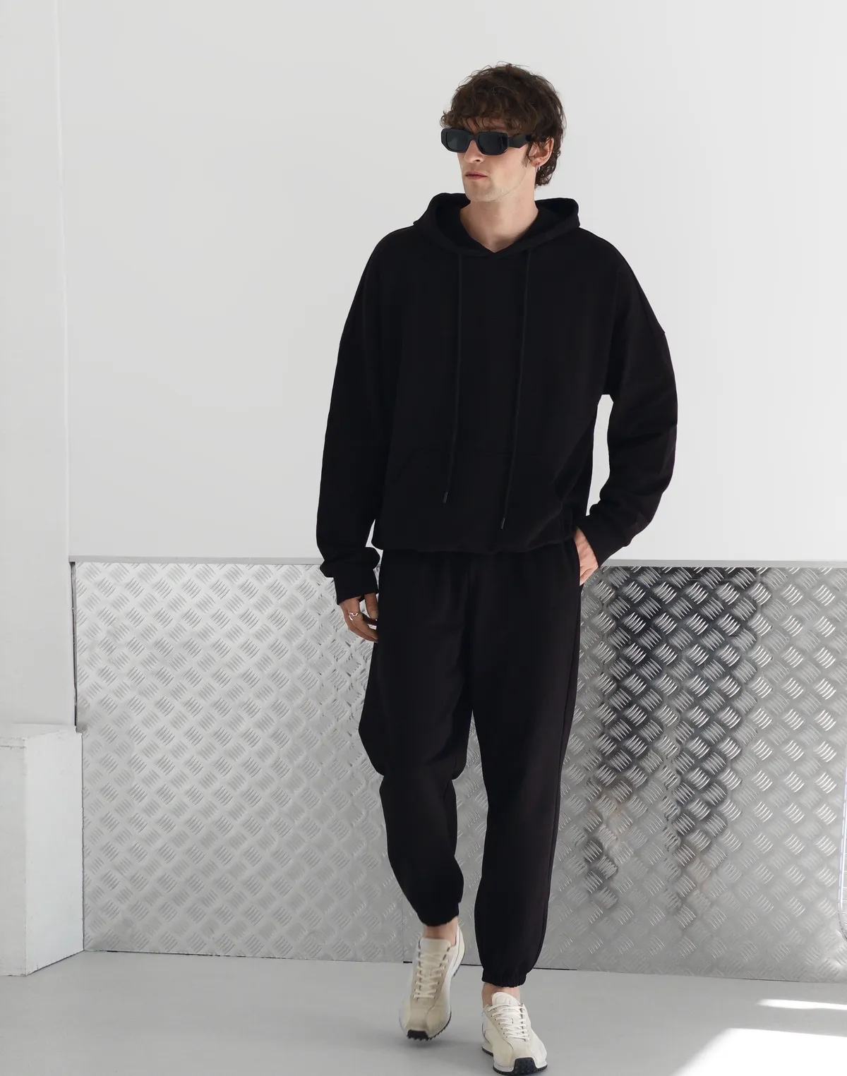Комплект чоловічій весняний худі з капюшоном та джогери базові, чорні - Фото 4